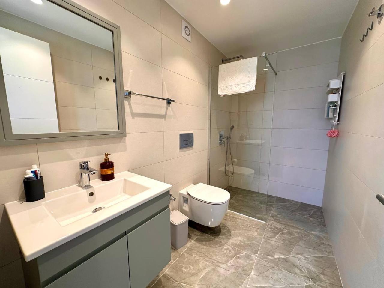 Dejablue, Block F2, Unit 12 Apartment Kalogrea