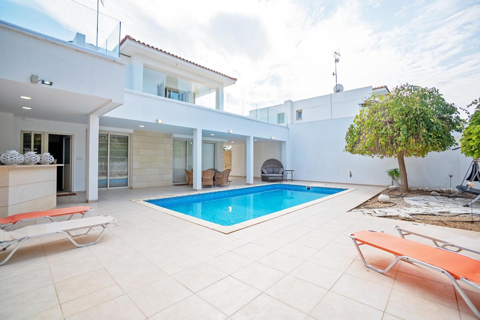 Beachfront Larnaka Dhekelia With Pool *