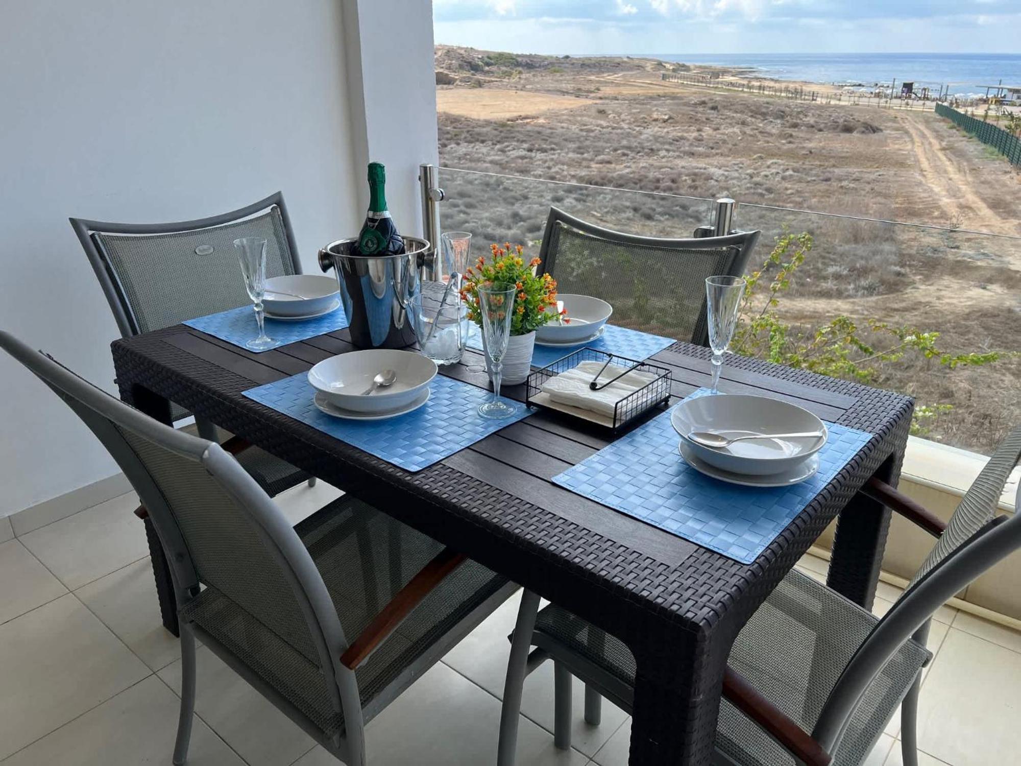 Beachfront - Spacious 3 Bed With Amazing Sea Views Apartment