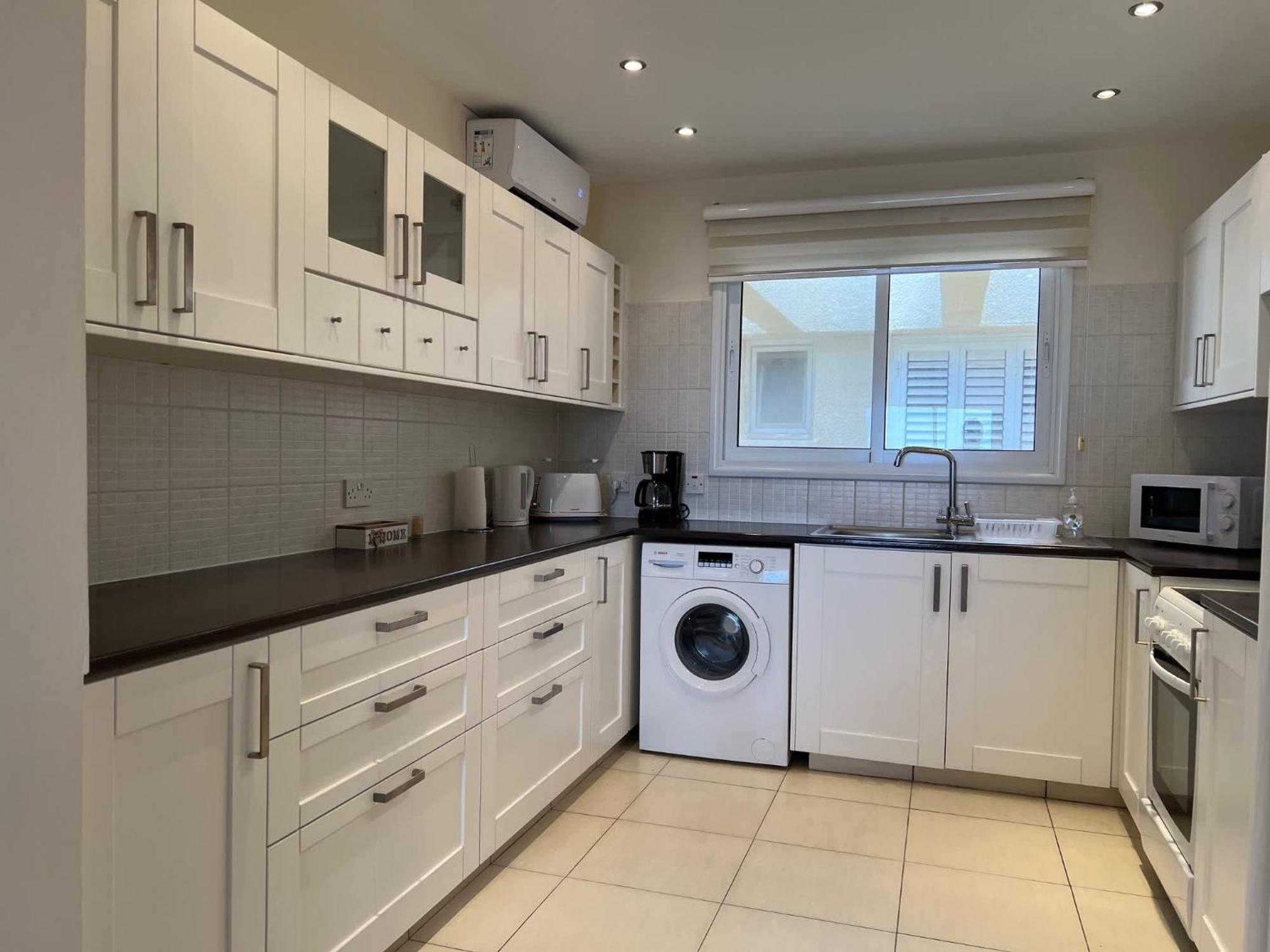 Beachfront - Spacious 3 Bed With Amazing Sea Views Apartment *