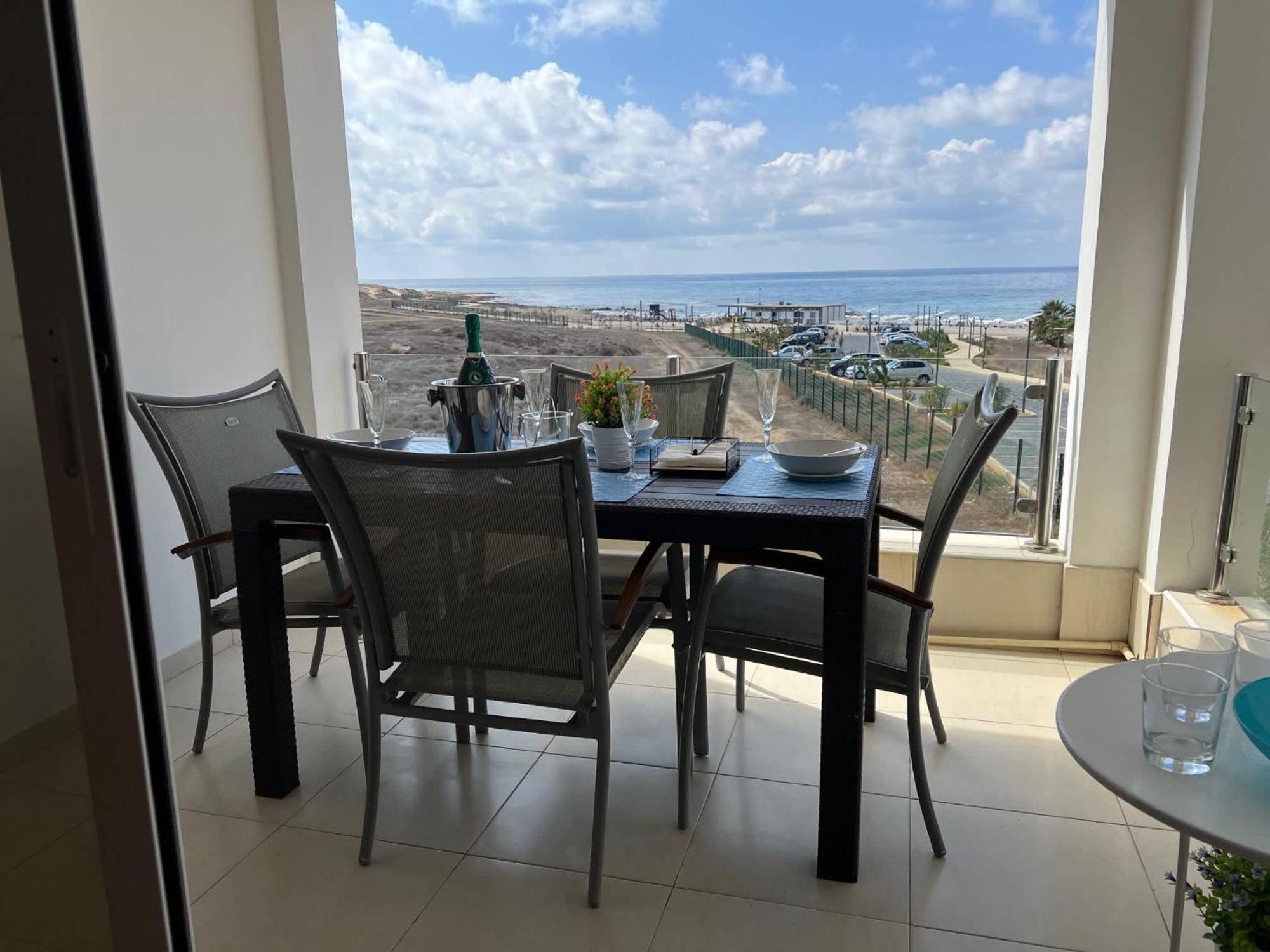 Beachfront - Spacious 3 Bed With Amazing Sea Views *