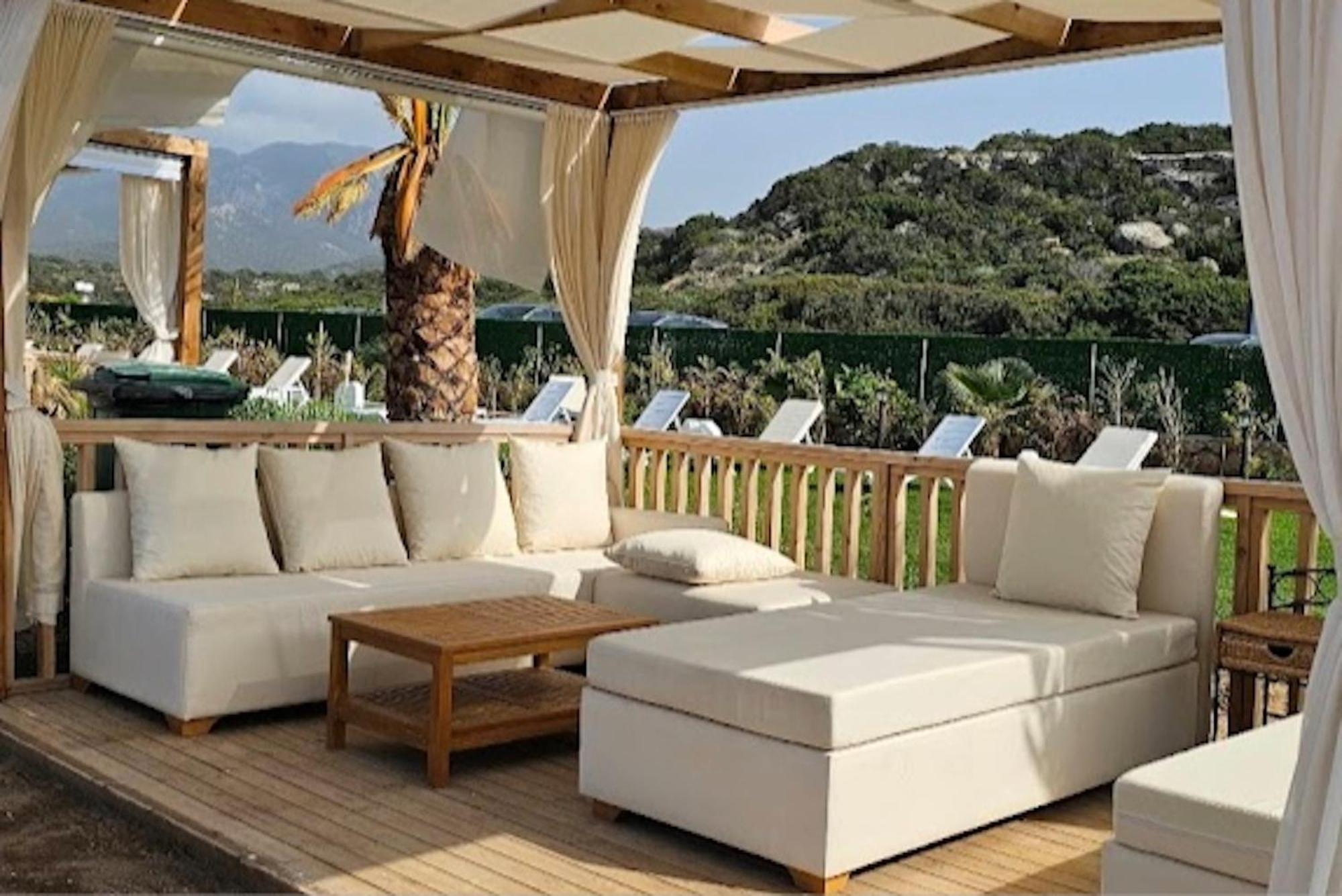 Apartment Stylish Near The Sea With Direct Pool Access And Facilities