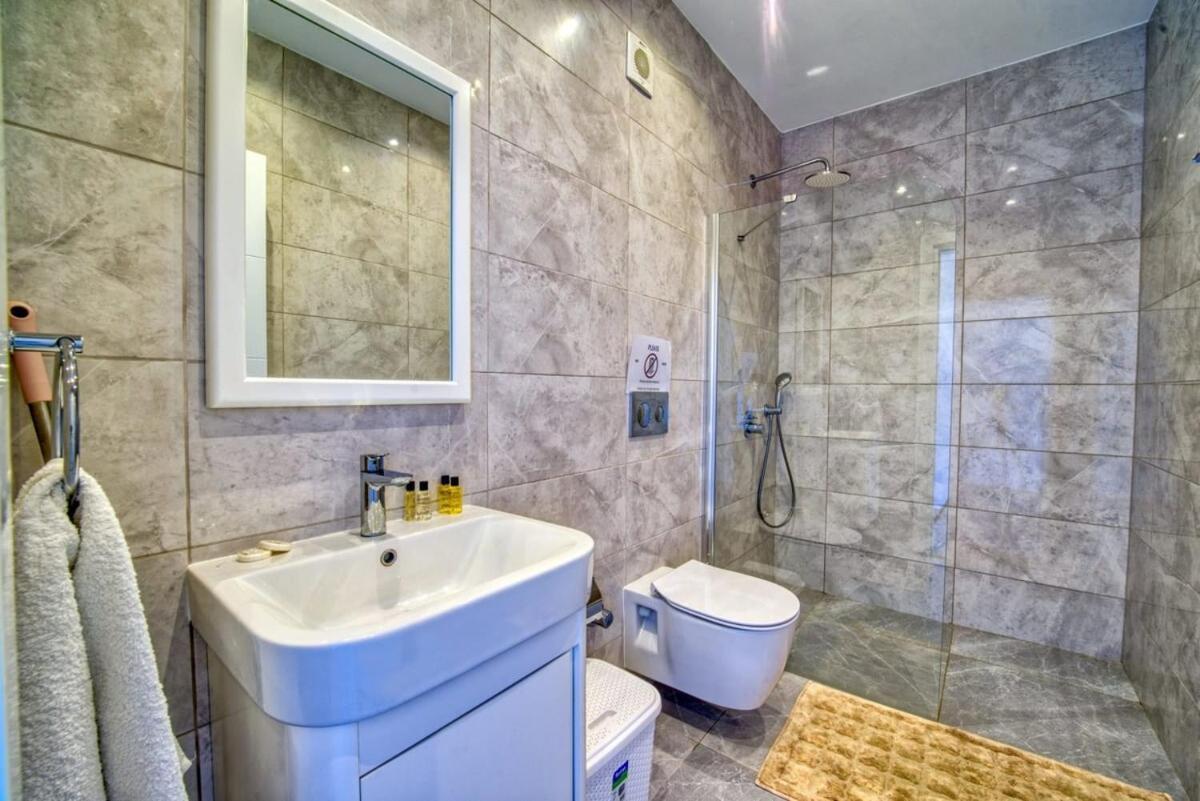 Retreat, Block B1, Unit7 Apartment