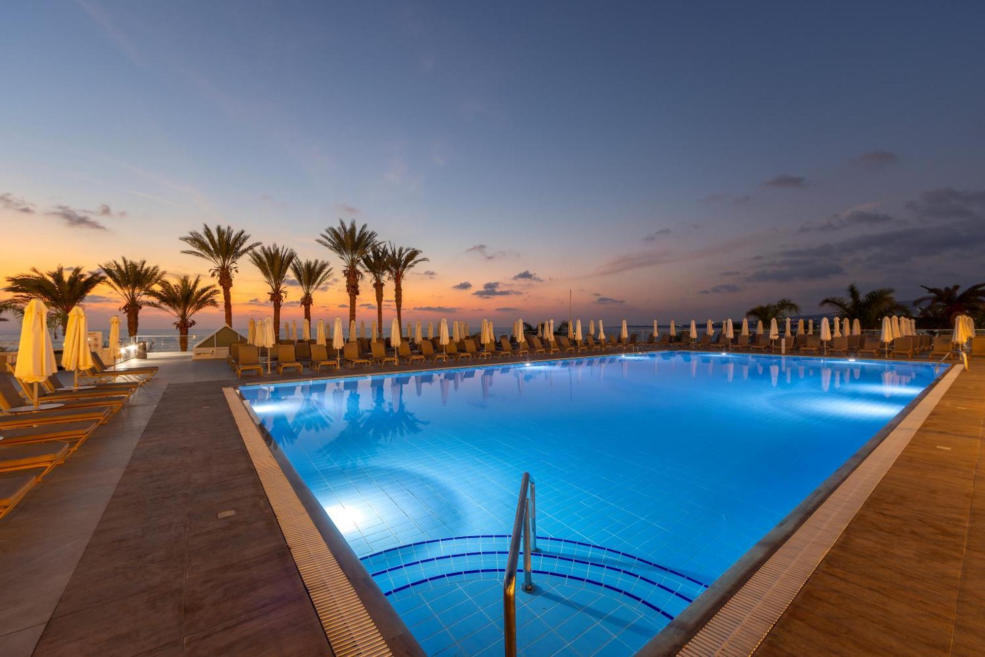 Hotel Queens Bay