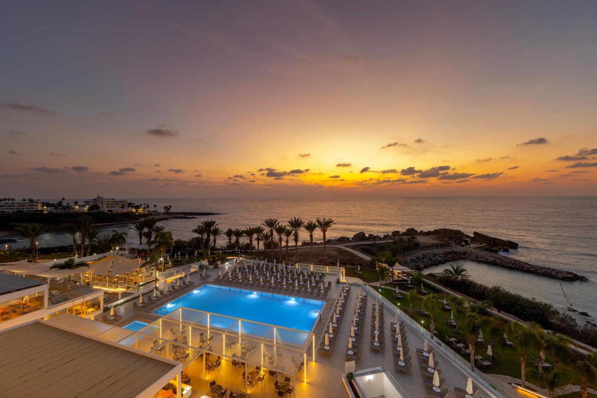 Queens Bay Hotel 4*