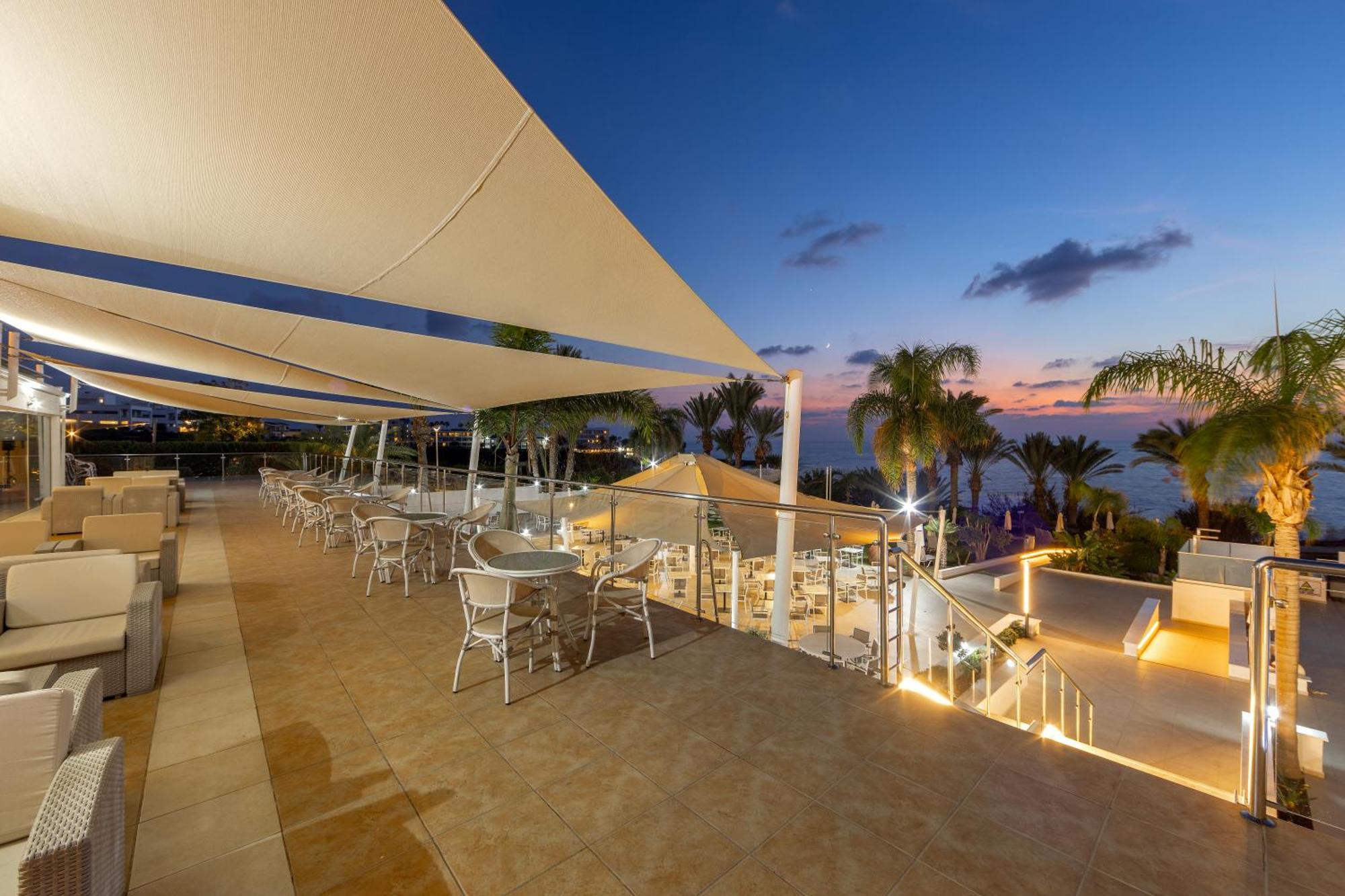 Hotel Queens Bay 4*