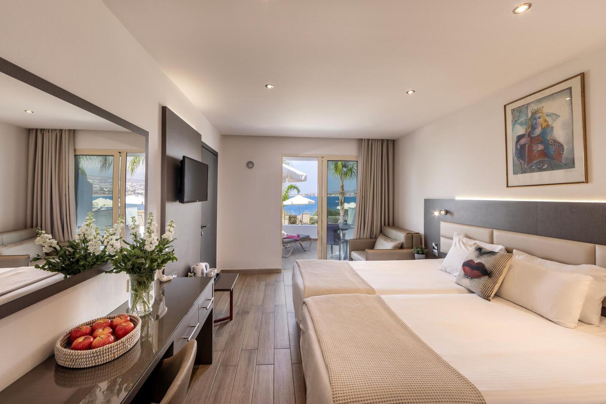 Hotel Queens Bay 4*