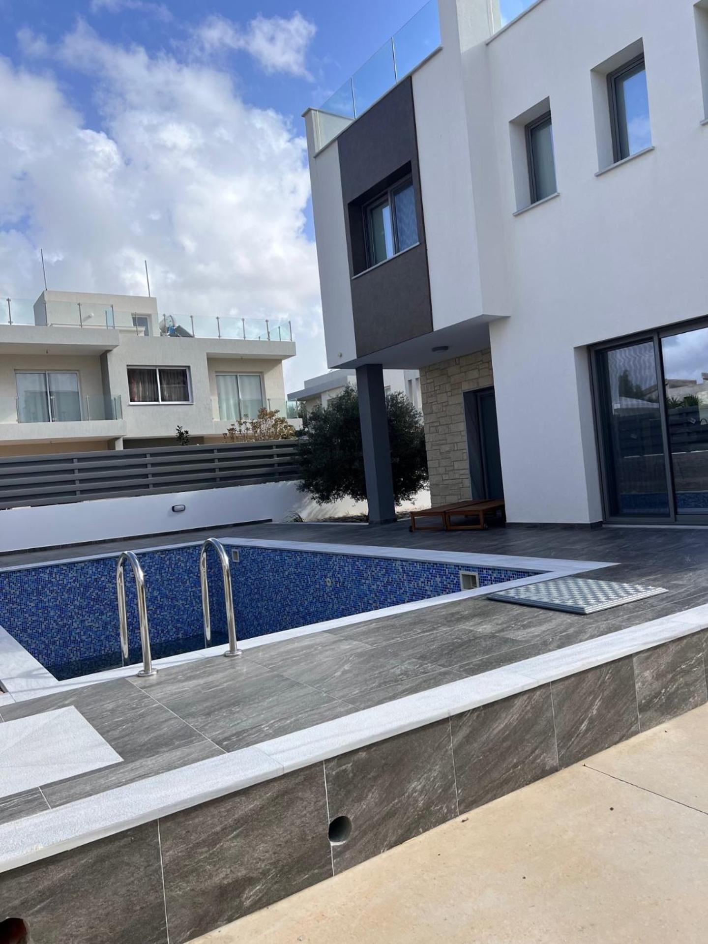 Diogenous Luxury Klorakas