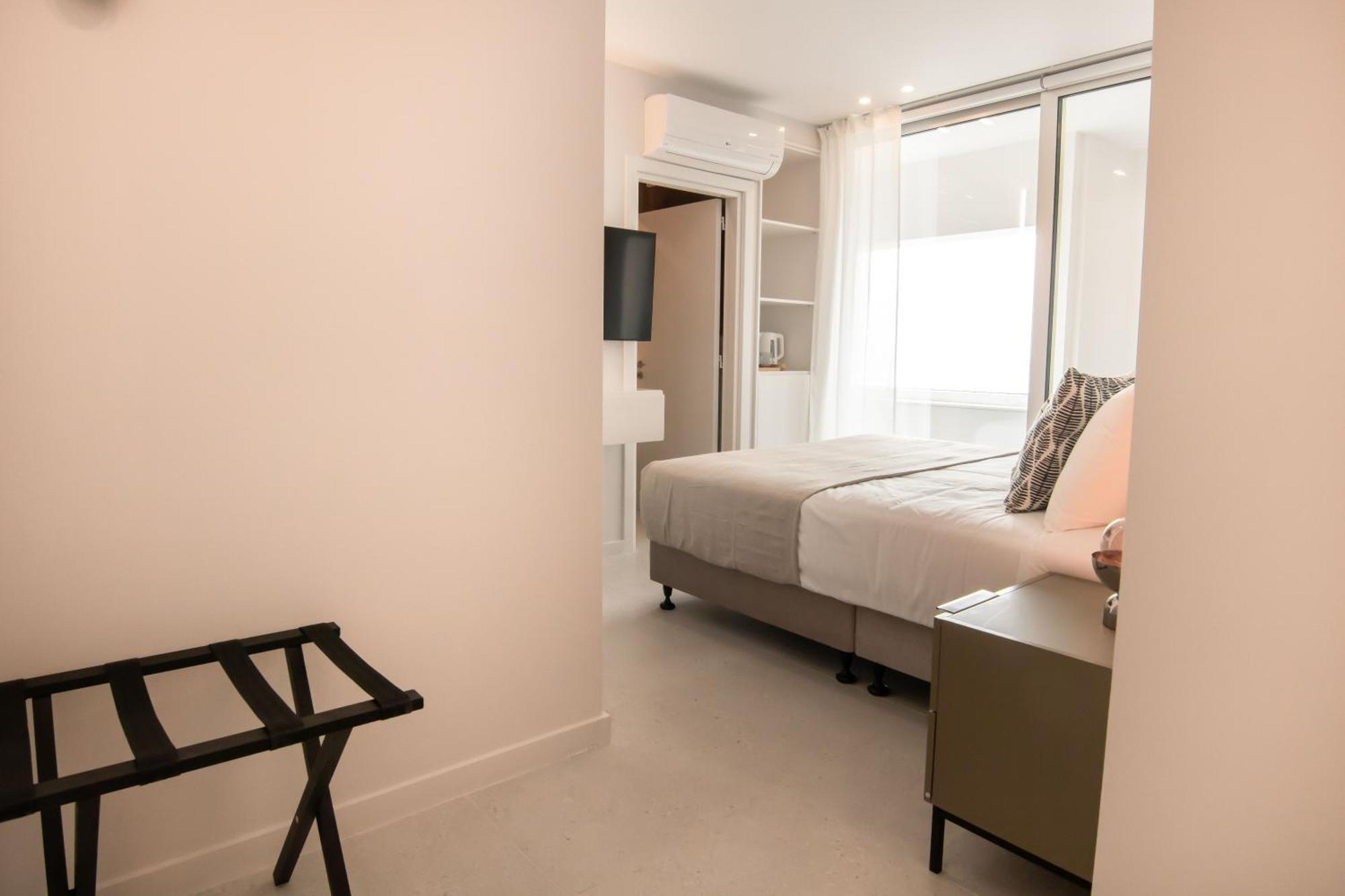 Phaedrus Living: Seaside Residences 03 Apartment