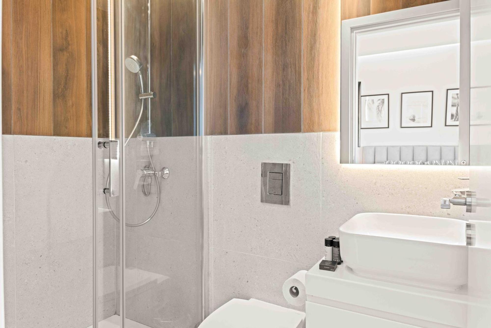 Apartment Phaedrus Living: Seaside Residences 03