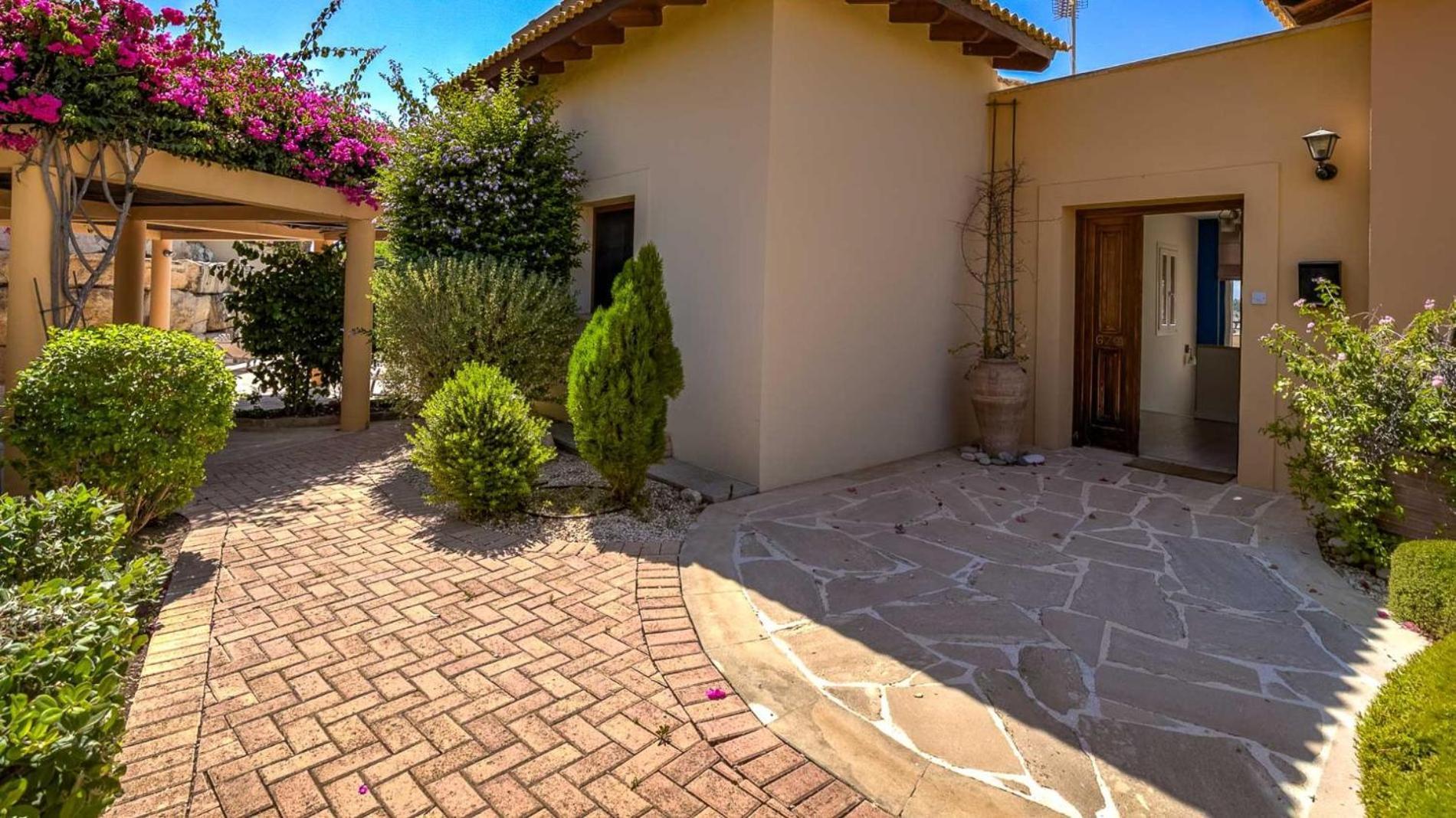 Beautiful Junior Gz01, Next To Communal Pool, Aphrodite Hills Villa