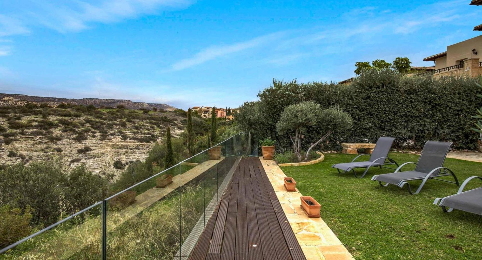 Beautiful Junior Gz01, Next To Communal Pool, Aphrodite Hills Villa *