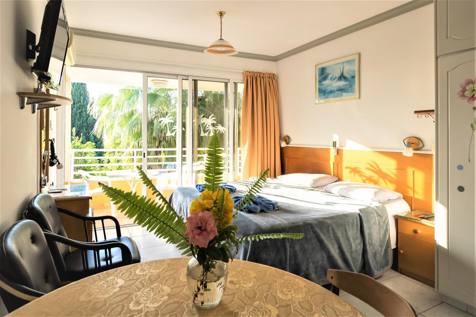 Apollonia Aparthotel 2*
