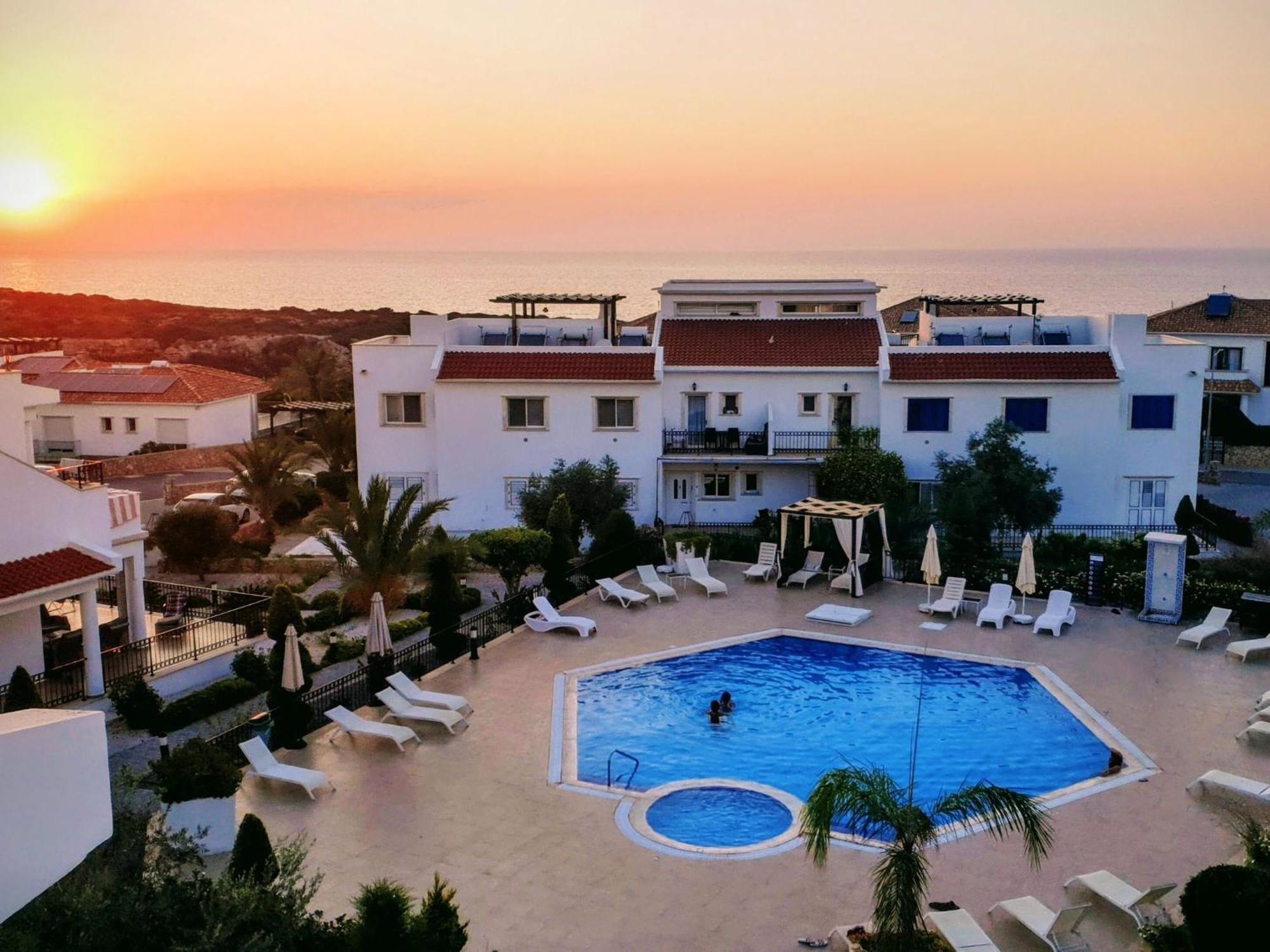 Sunny And Family Friendly Directly At The Pool Apartment