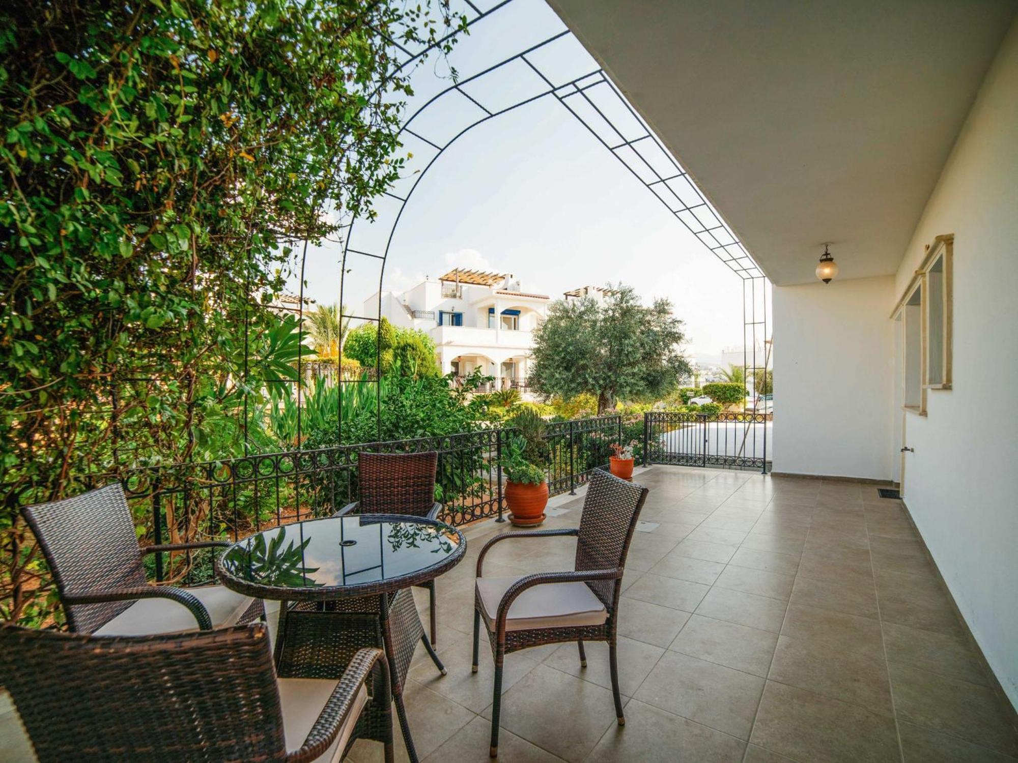 Sunny And Family Friendly Directly At The Pool * Agios Georgios (Girne)