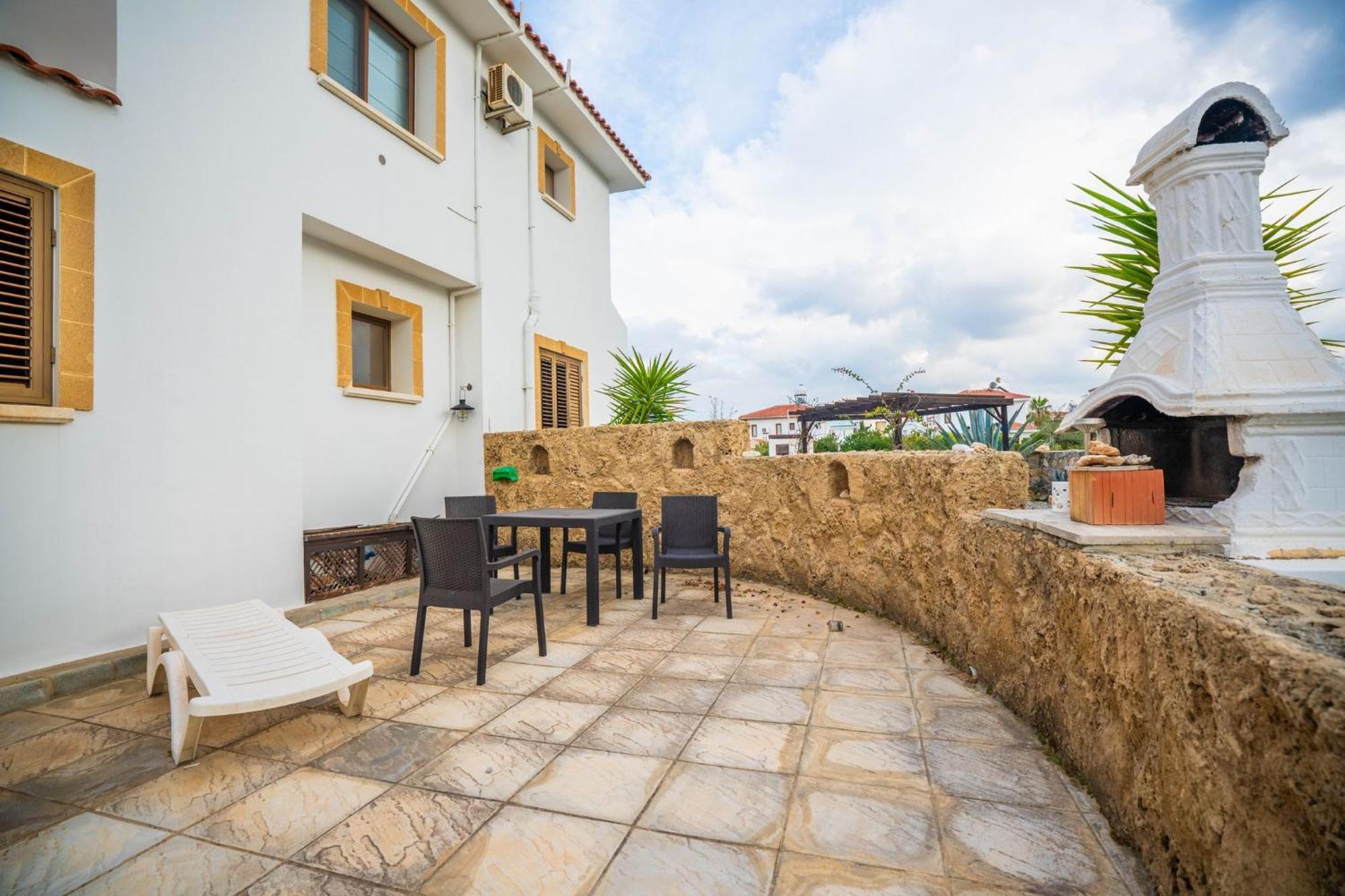 Welcoming 3-bedroom With Ocean Views *
