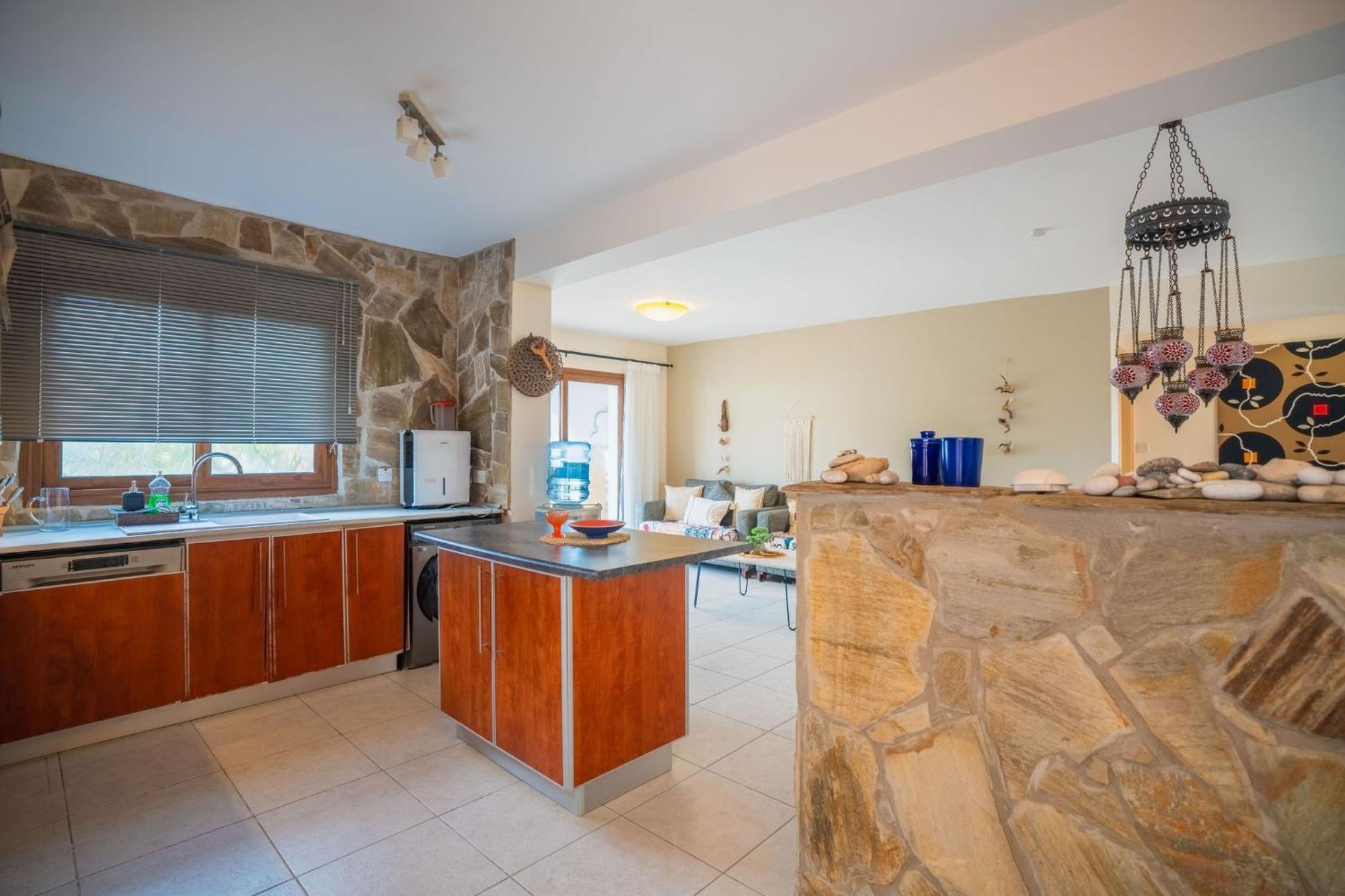 Welcoming 3-bedroom With Ocean Views *