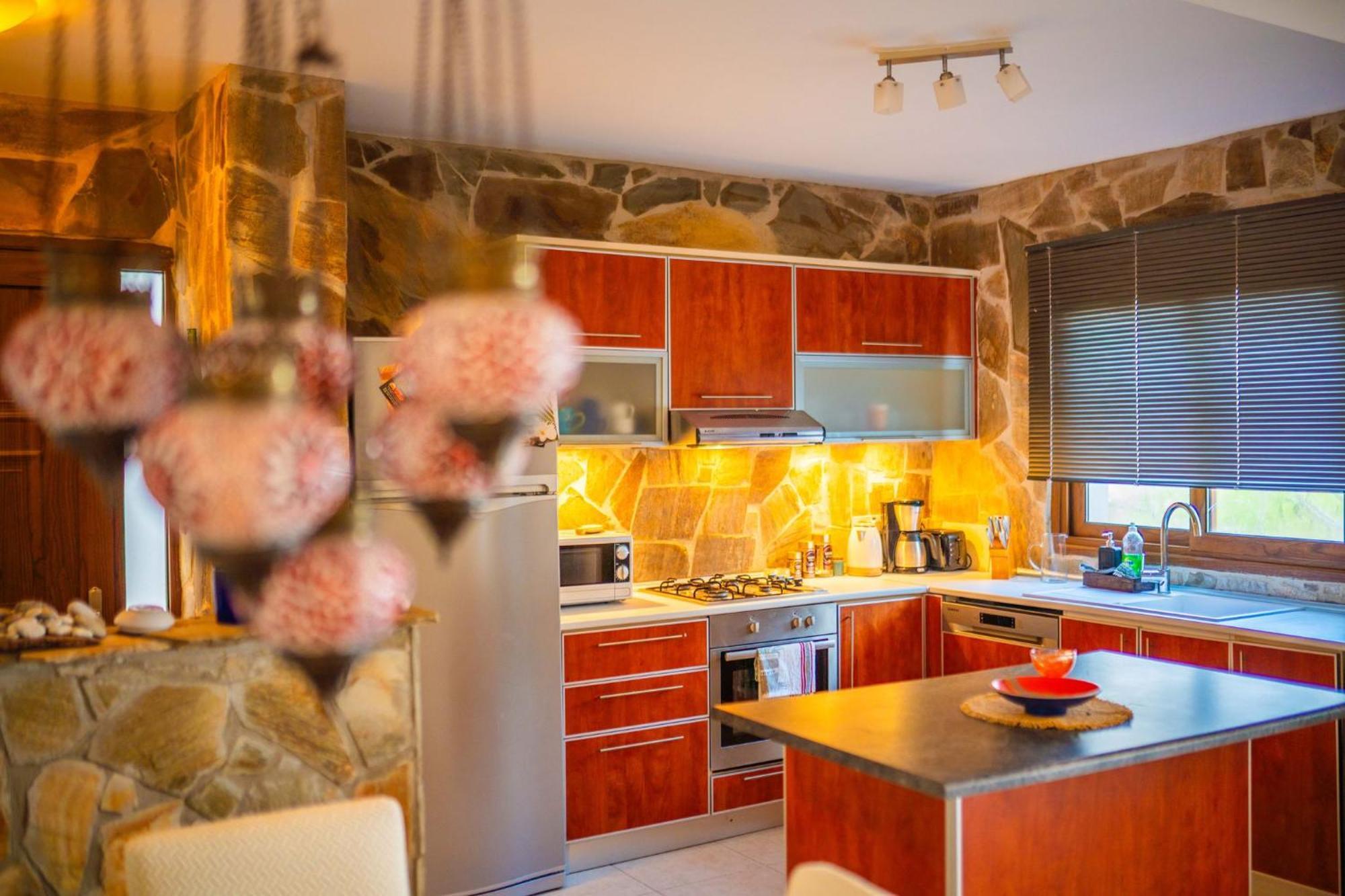 Welcoming 3-bedroom With Ocean Views *