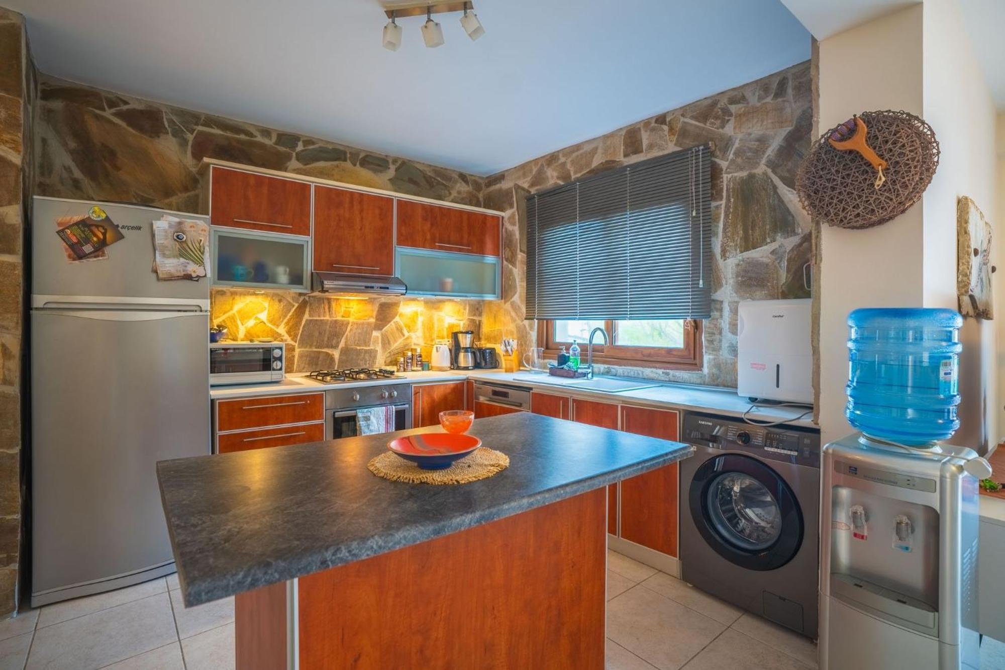 Welcoming 3-bedroom With Ocean Views Apartment