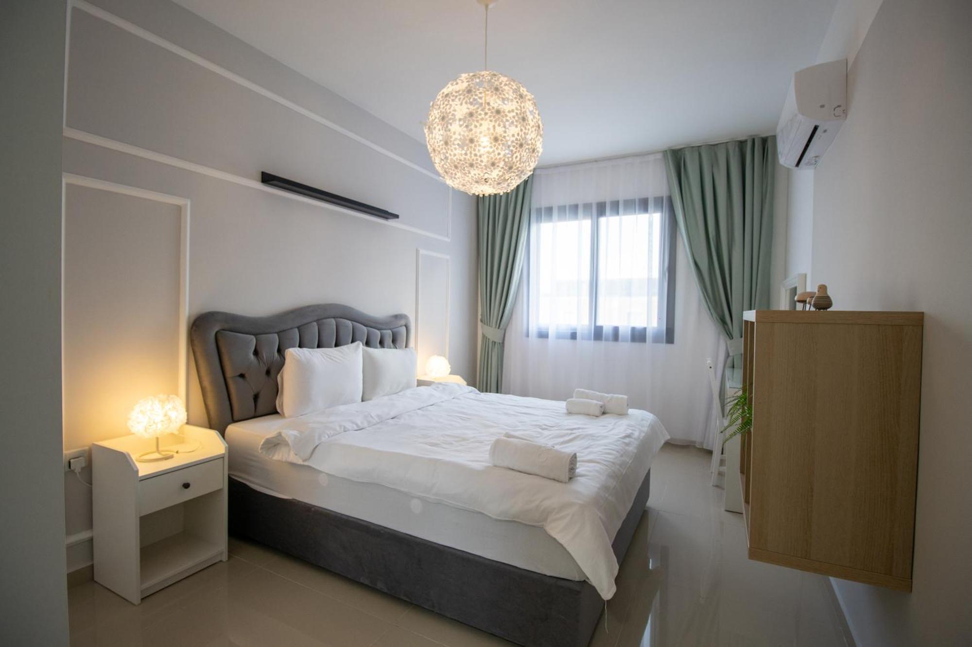 Deluxe Two Bedroom In Caesar & Spa, Long Apartment