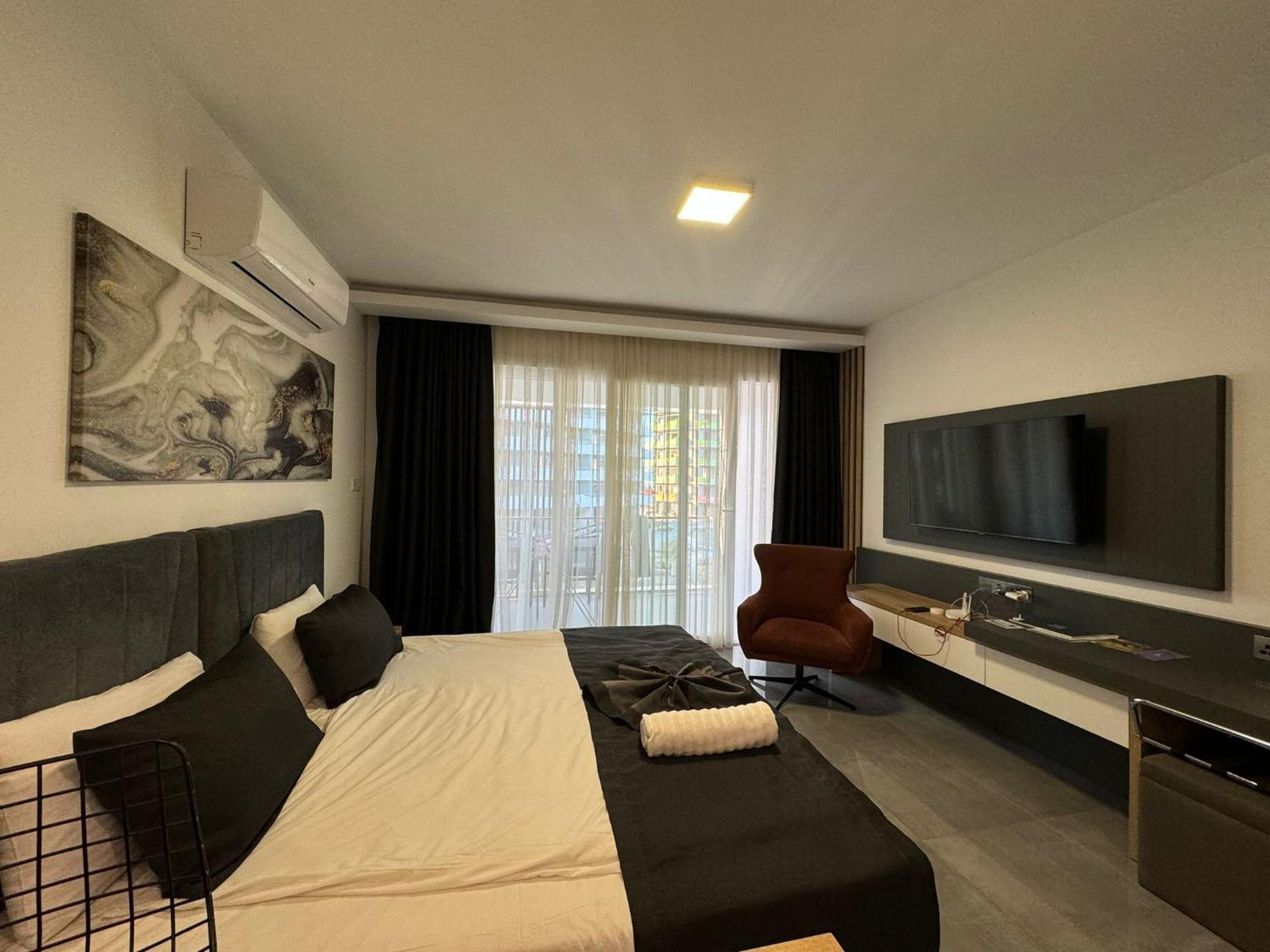 Courtyard Apartment *