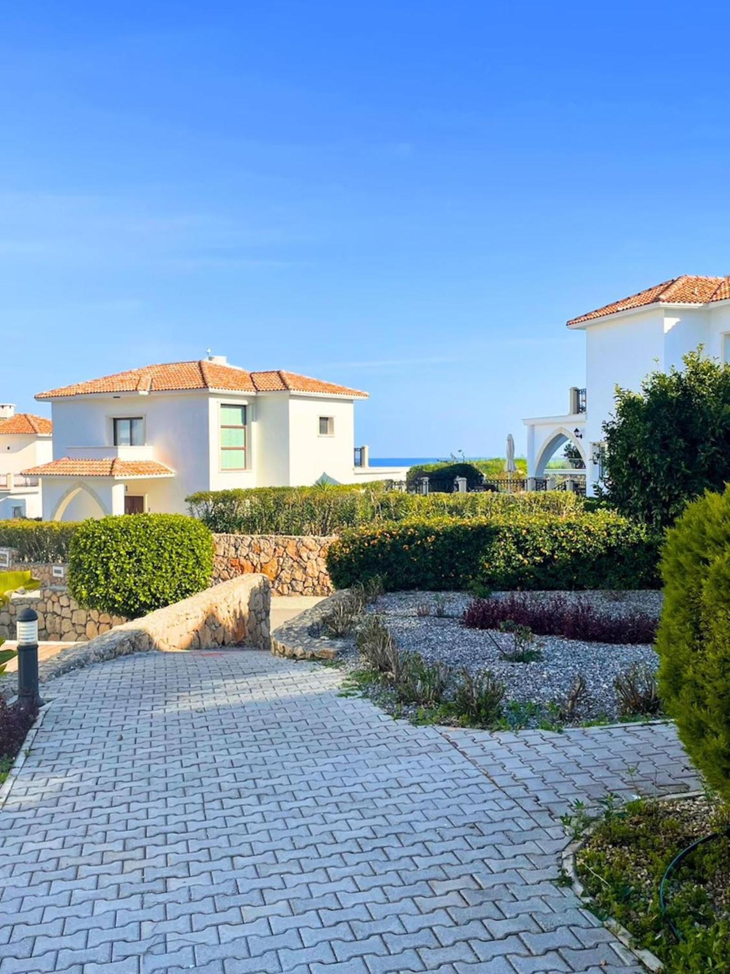 Welcoming 3-bedroom With Ocean Views Apartment *