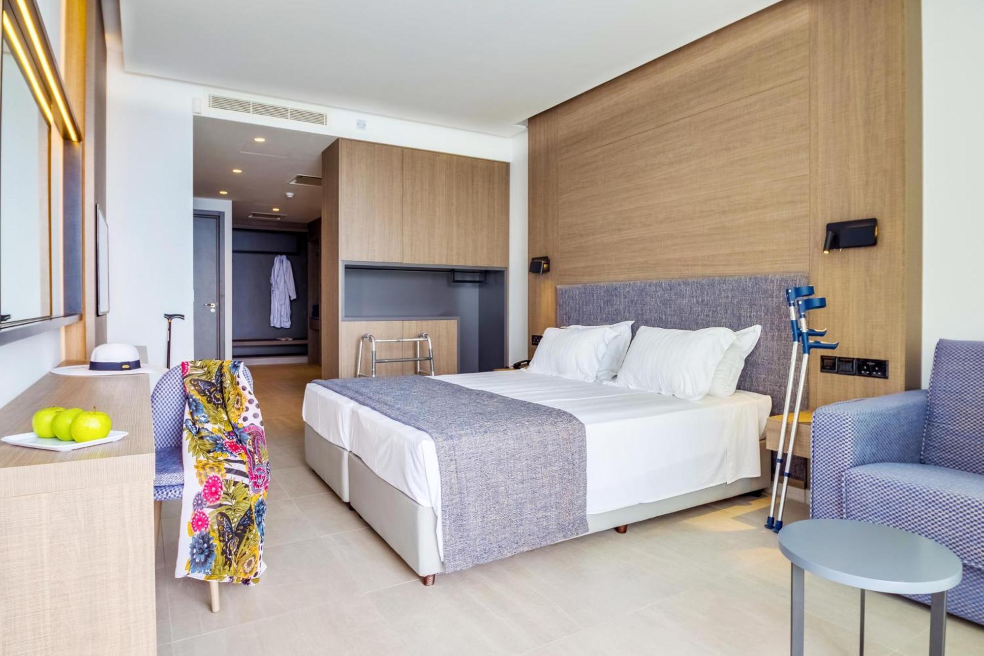 Cavo Maris Hotel