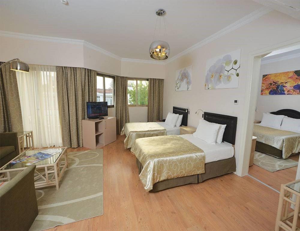 Hotel Jasmine Court & In Kyrenia 4*