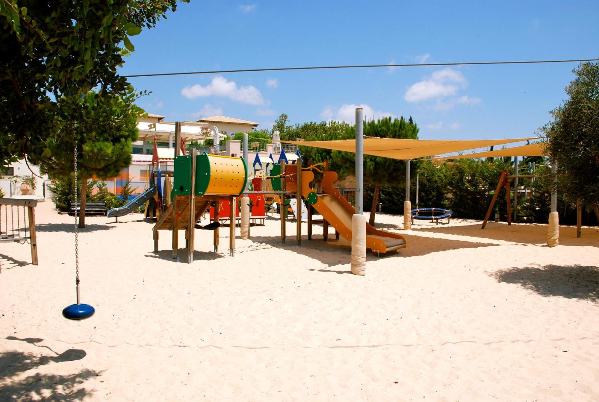 Lovely Ground Floor Pomos With Private Garden And Communal Pool - Aphrodite Hills Kouklia