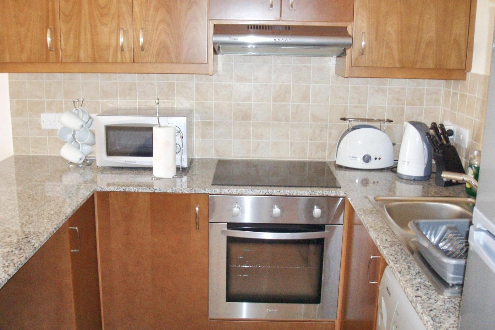 Seaside Terrace Retreat: 2br With Pool Near Larnaca Apartment Tersephanou