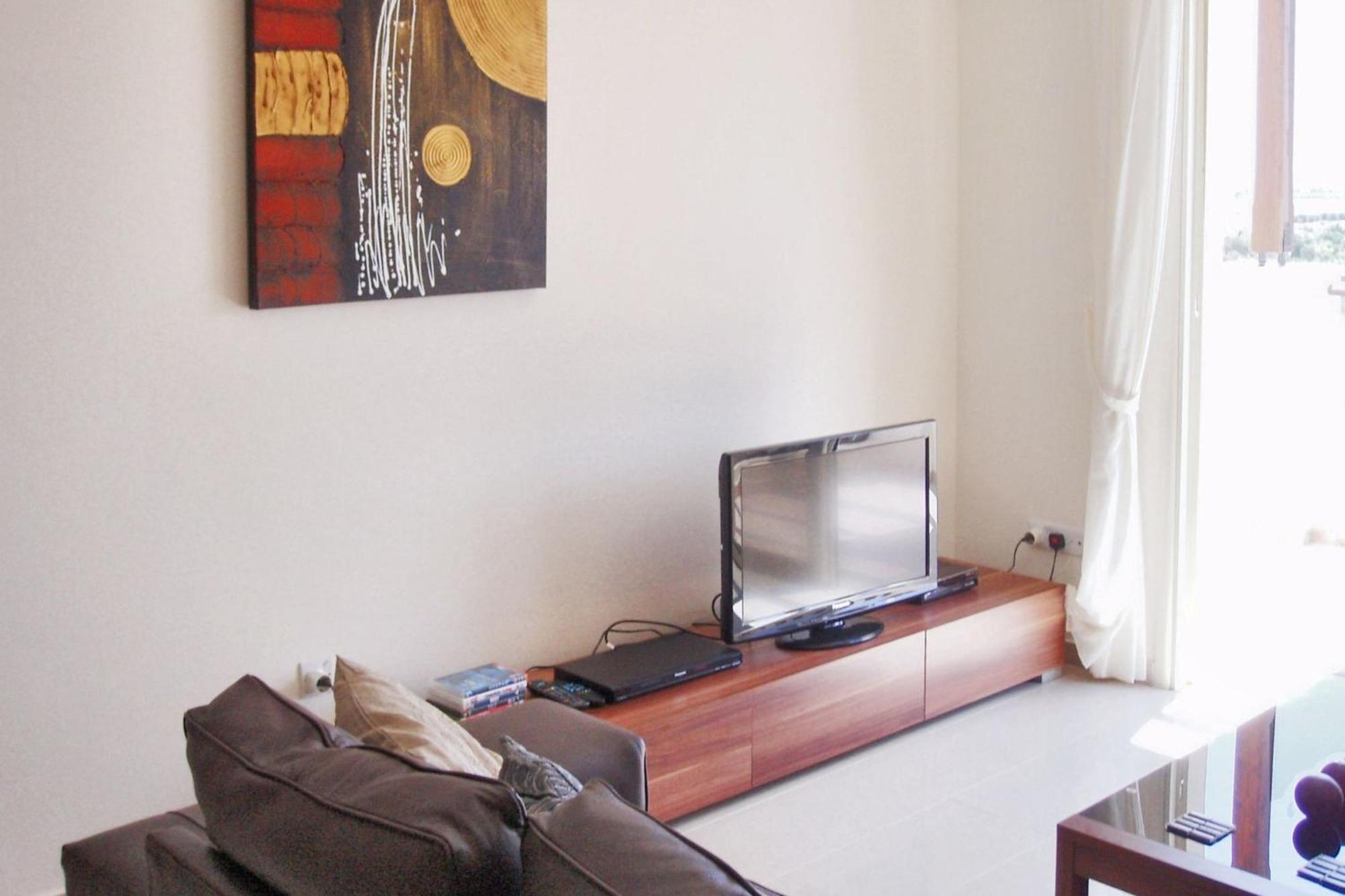 Seaside Terrace Retreat: 2br With Pool Near Larnaca *