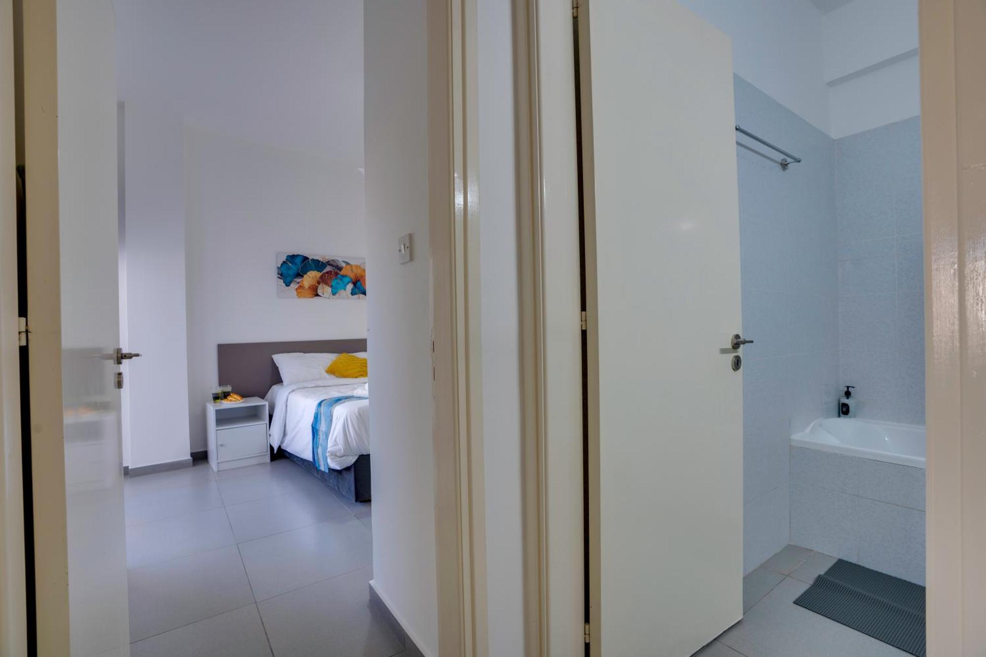 Airbnsea Centre Side Sea View Apartment Larnaca