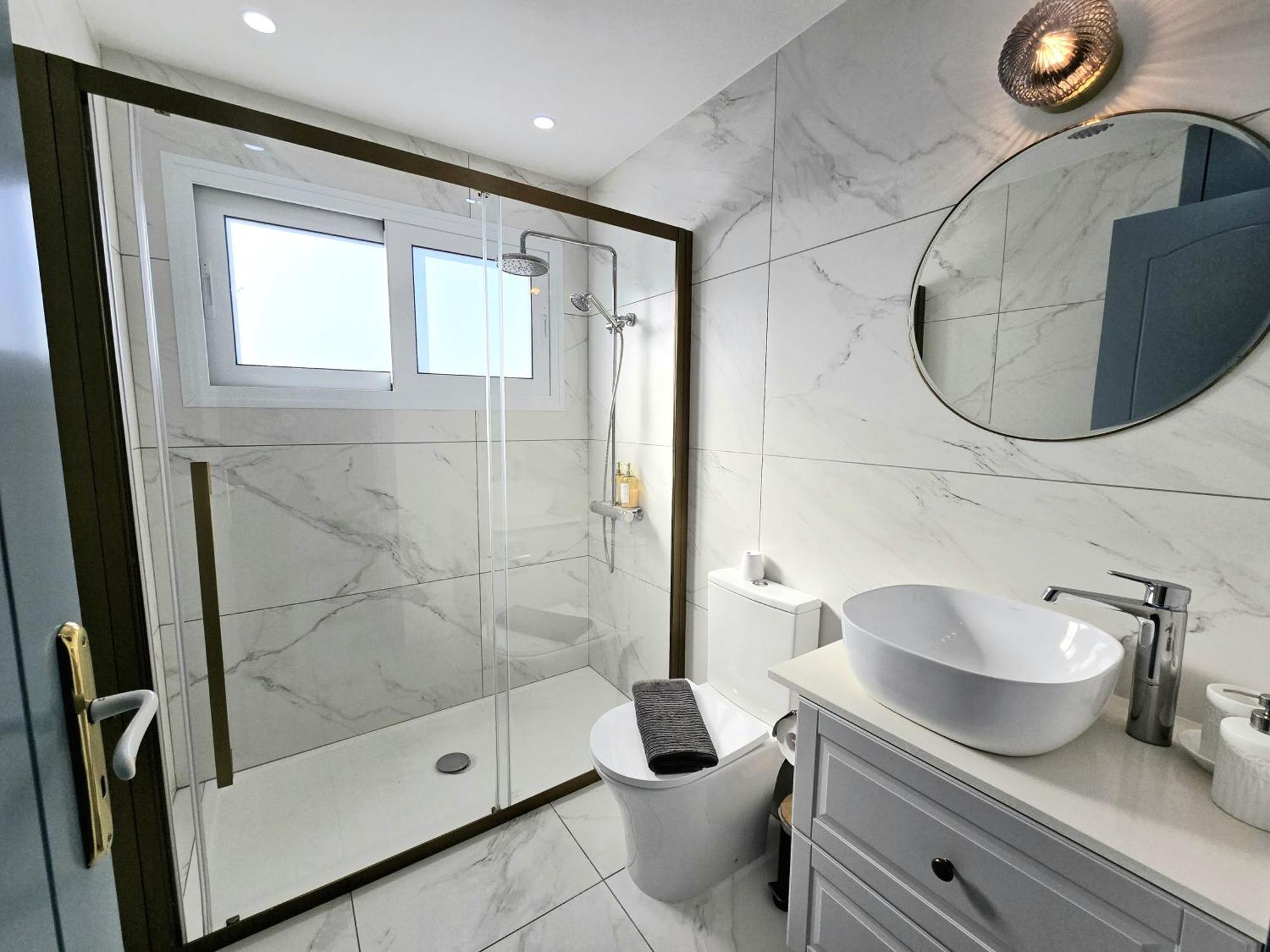 Apartment Newly Renovated 2 Bedroom With Pool & Seaview