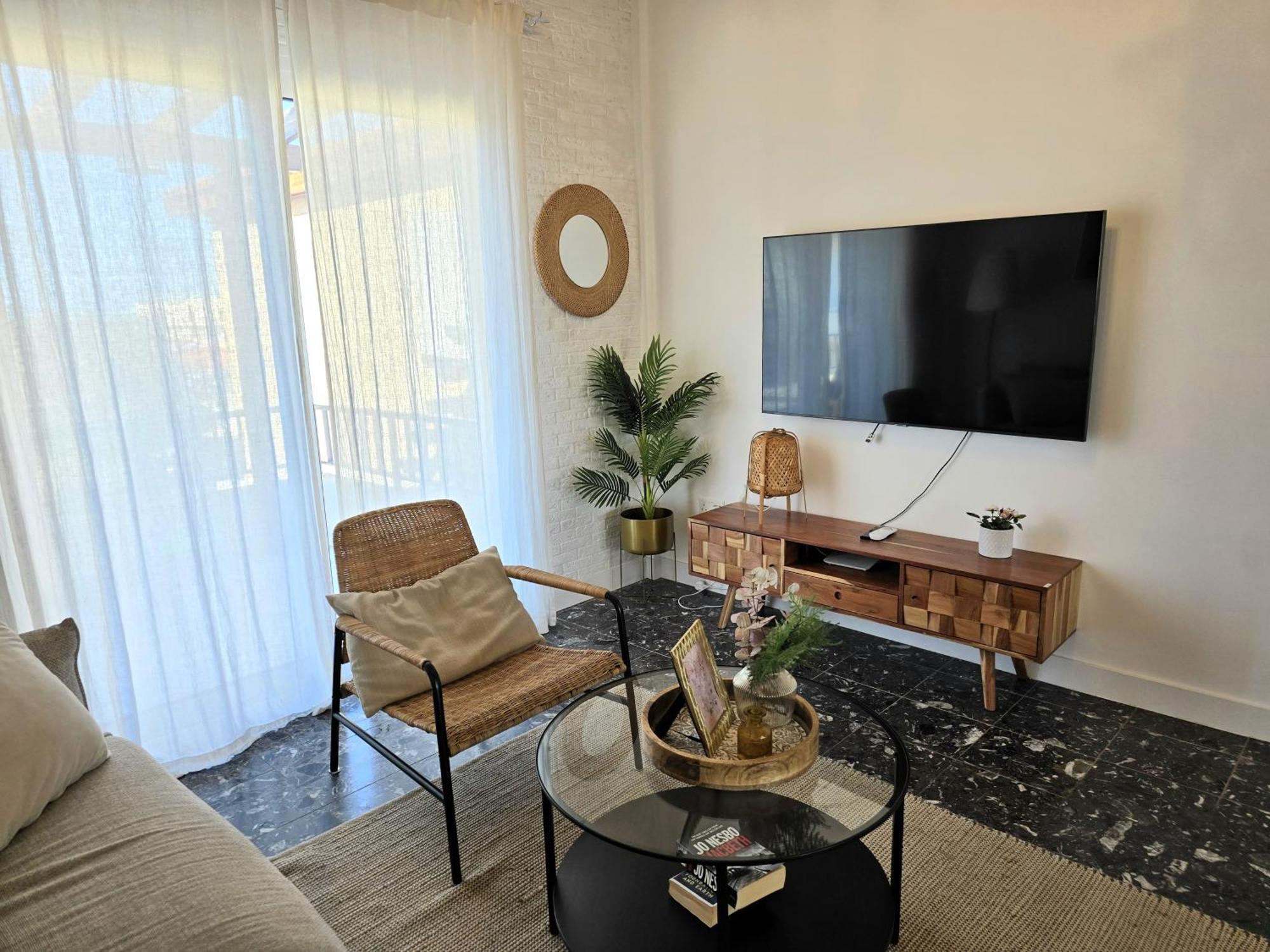 Newly Renovated 2 Bedroom With Pool & Seaview *