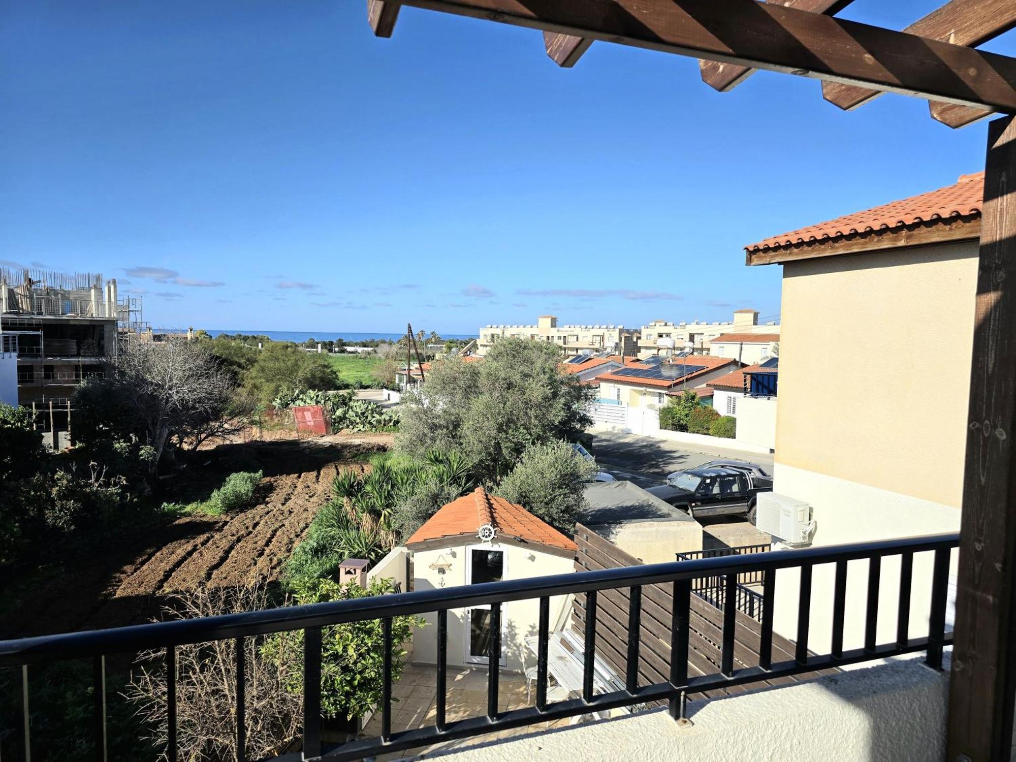 Newly Renovated 2 Bedroom With Pool & Seaview Apartment *