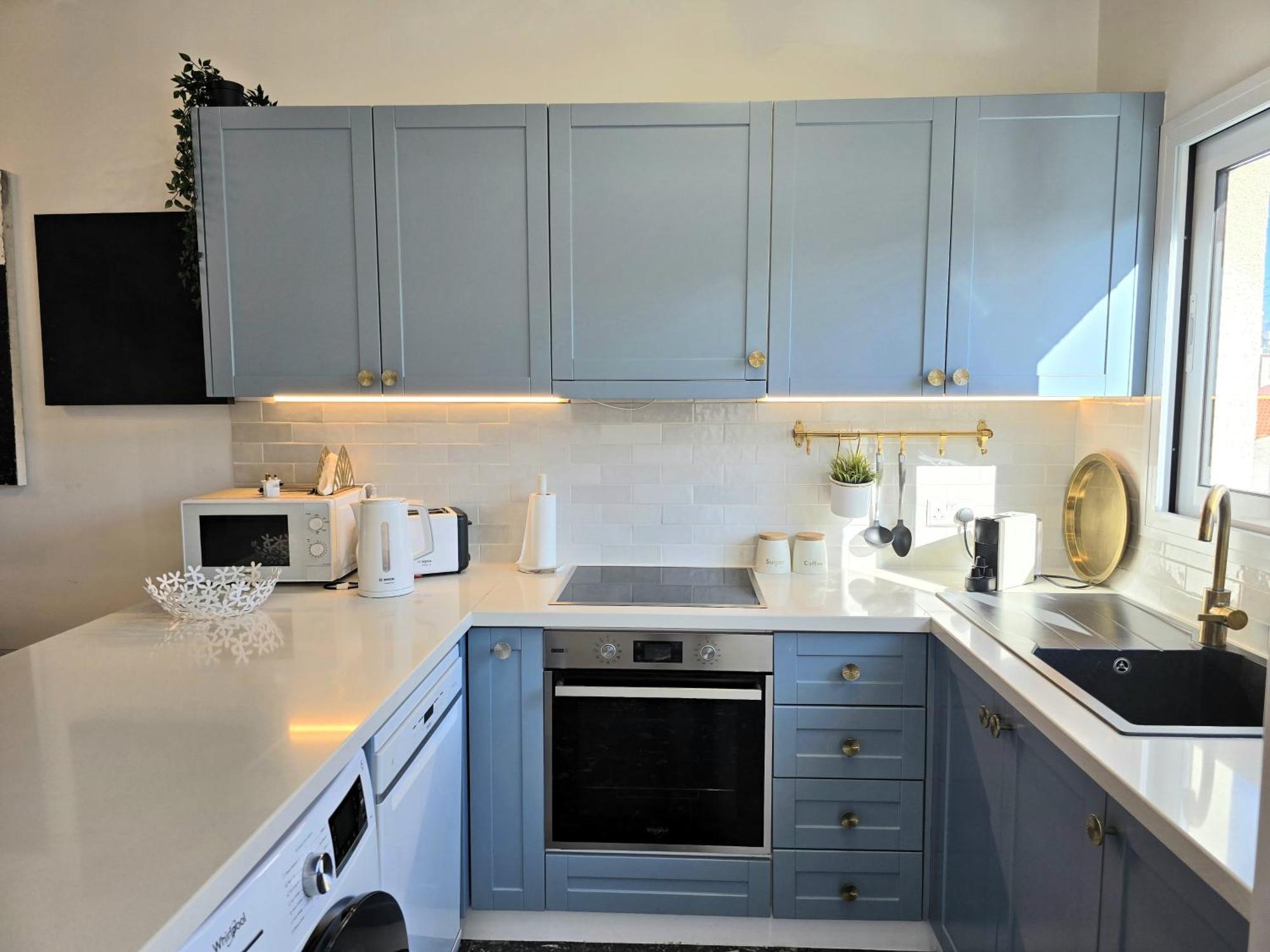 Apartment Newly Renovated 2 Bedroom With Pool & Seaview *
