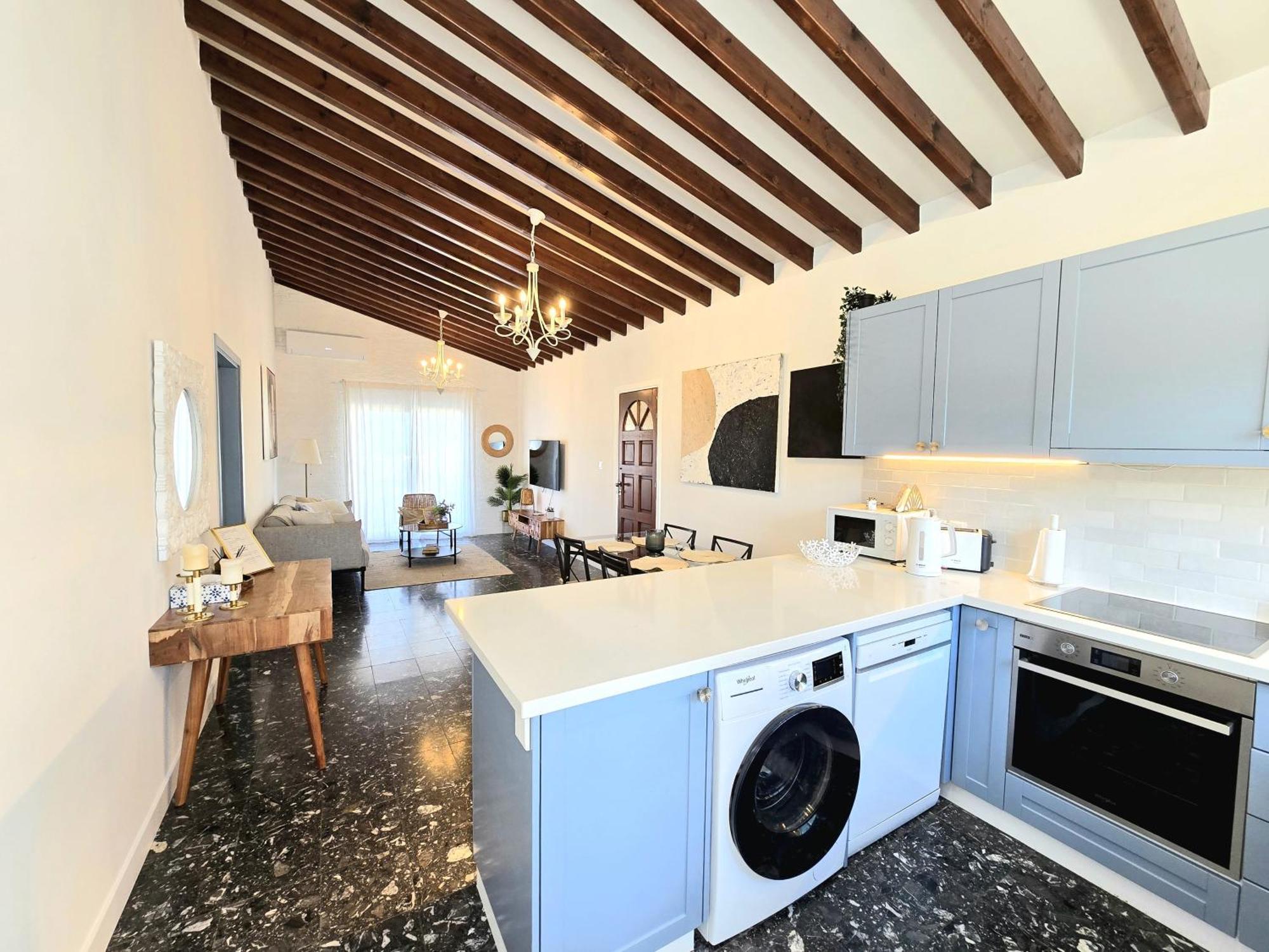 Newly Renovated 2 Bedroom With Pool & Seaview *