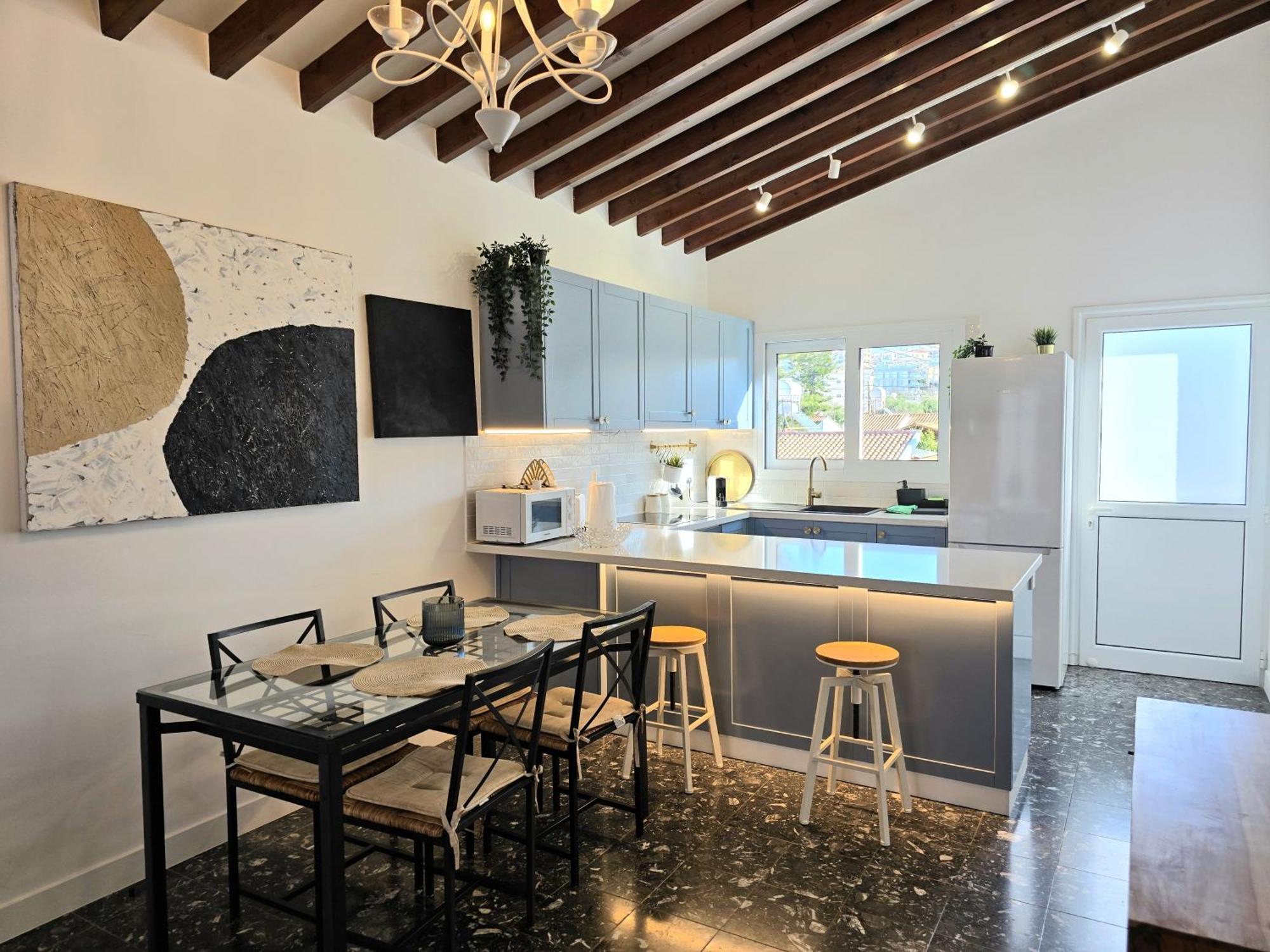 Apartment Newly Renovated 2 Bedroom With Pool & Seaview
