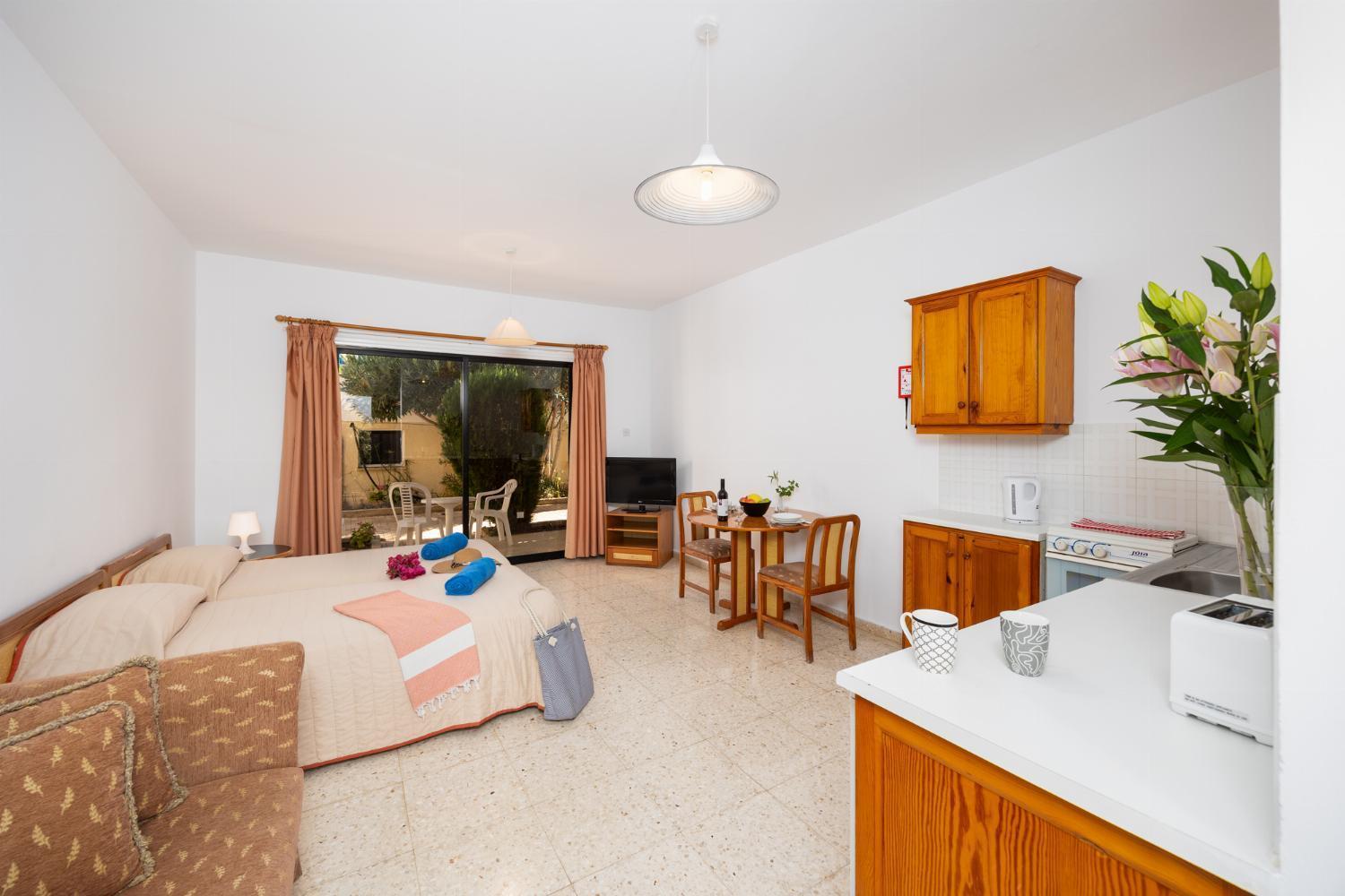 Tavros Aparthotel 3*