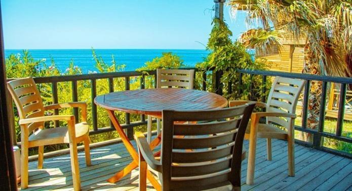 Zambak Village & Restaurant Superb Seafront Location ! Guest house *