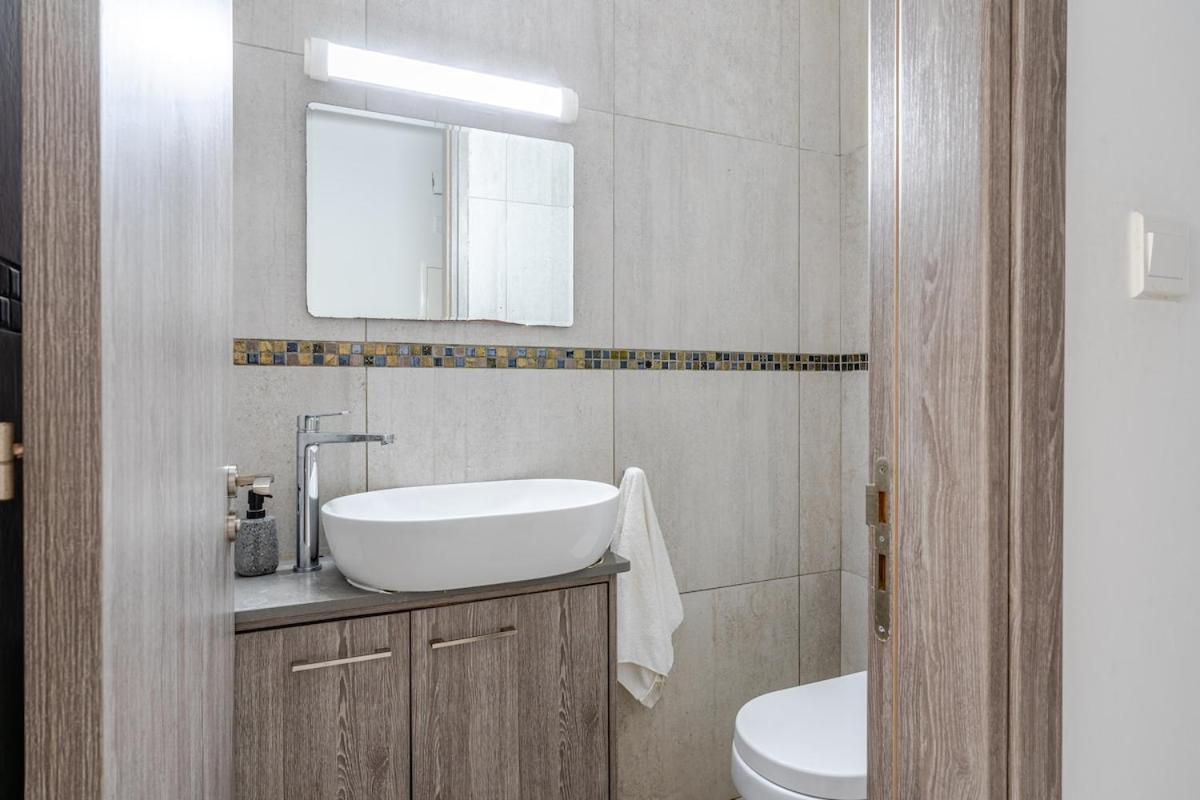Penthouse With Outdoor Hottub Limassol