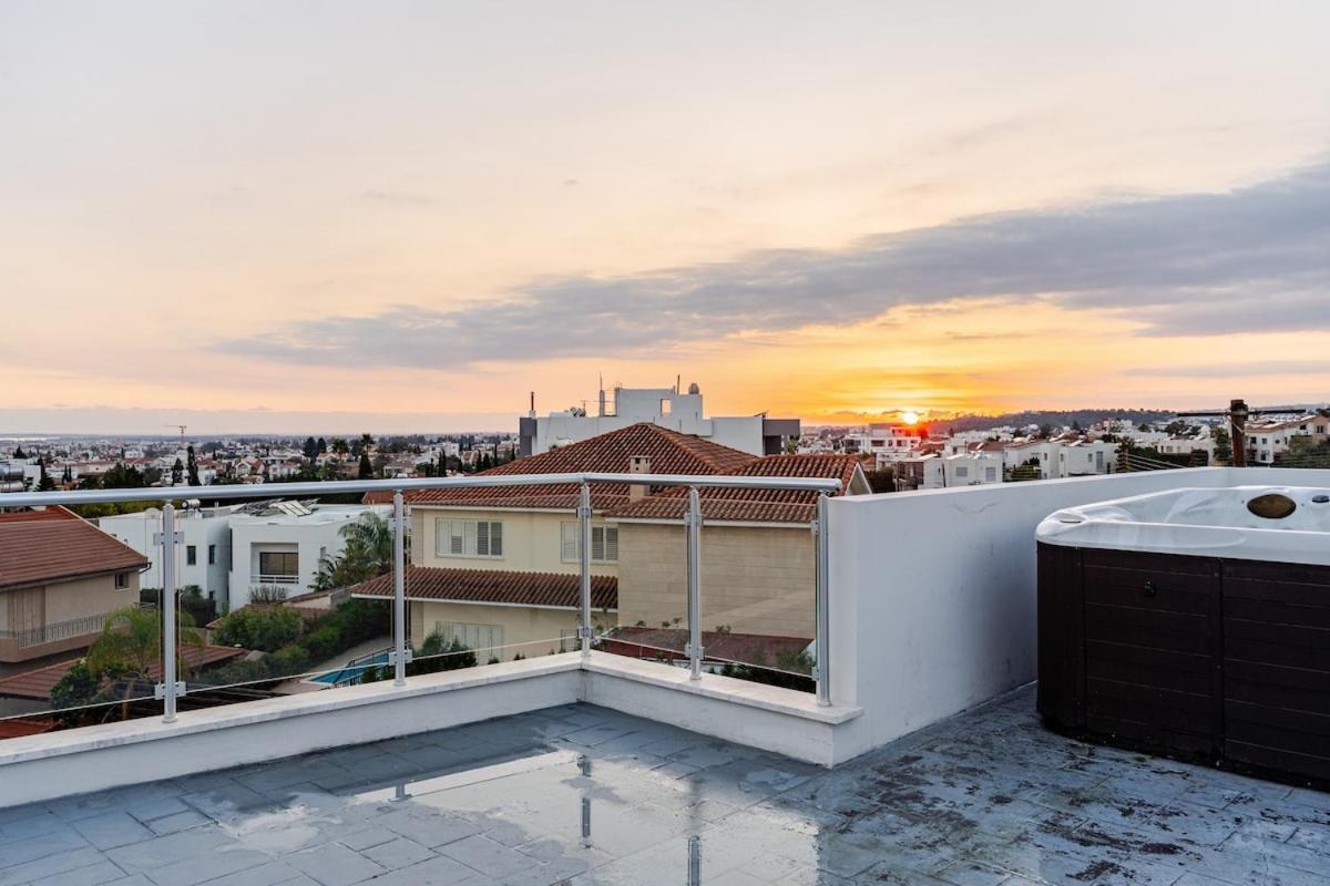 Penthouse With Outdoor Hottub Apartment Limassol