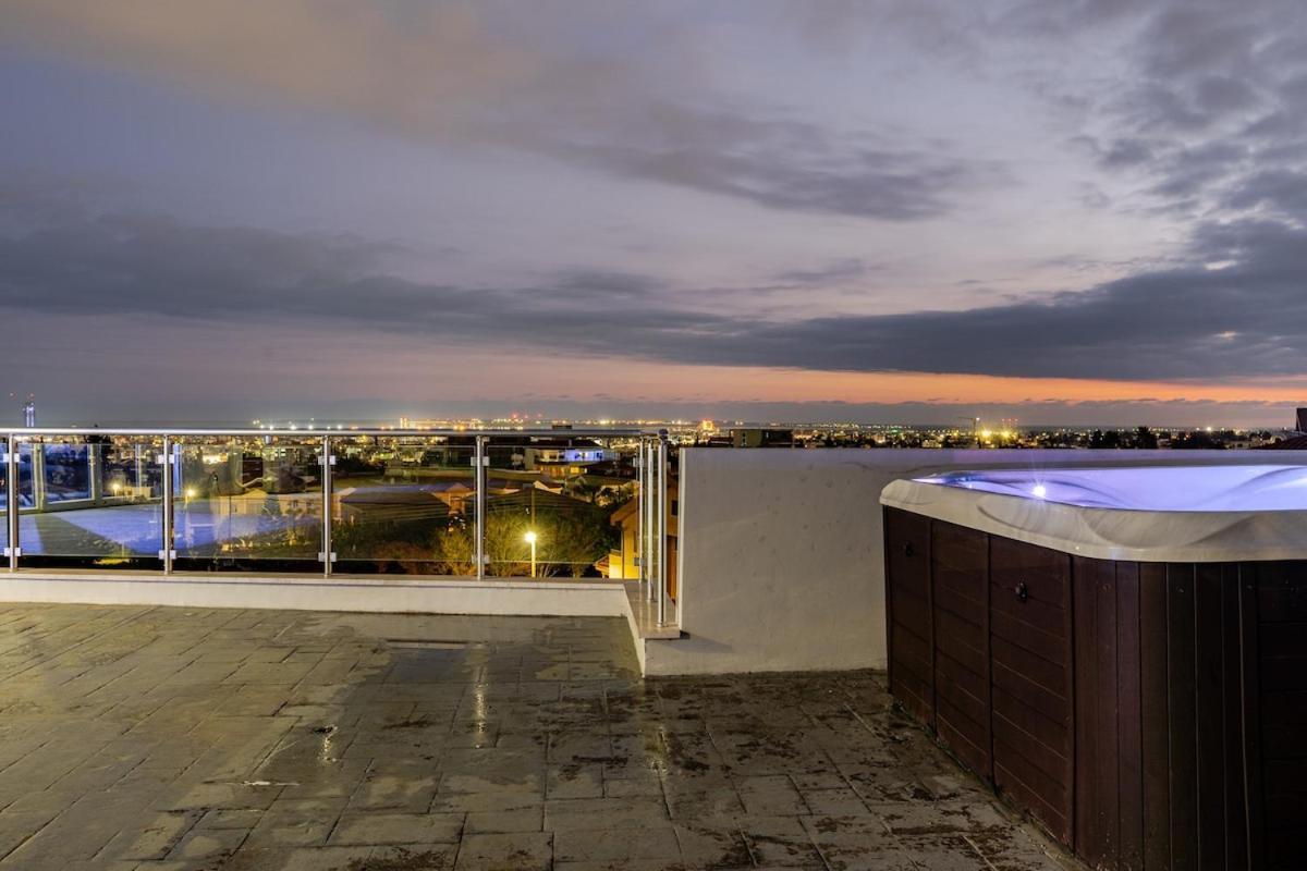 Penthouse With Outdoor Hottub *