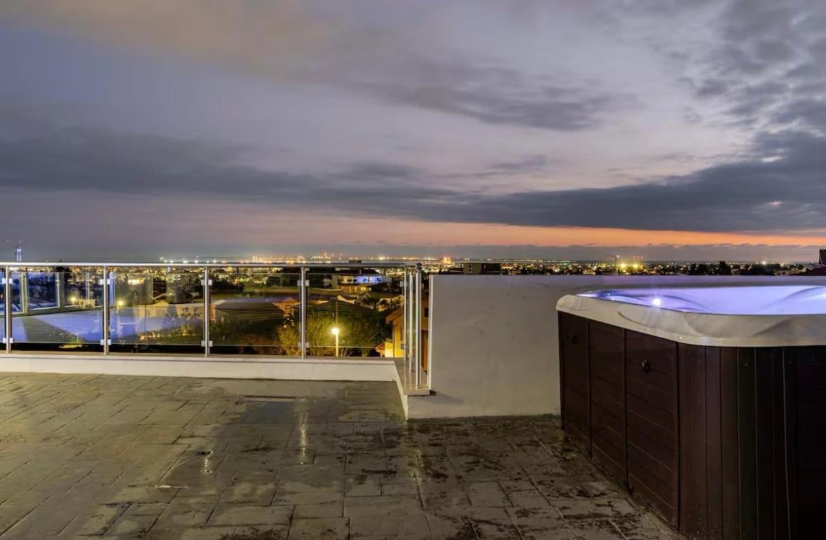 Penthouse With Outdoor Hottub Limassol