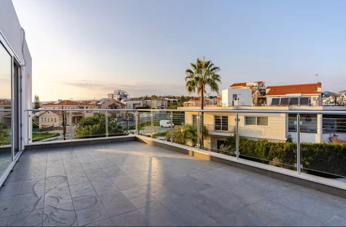 Penthouse With Outdoor Hottub Apartment