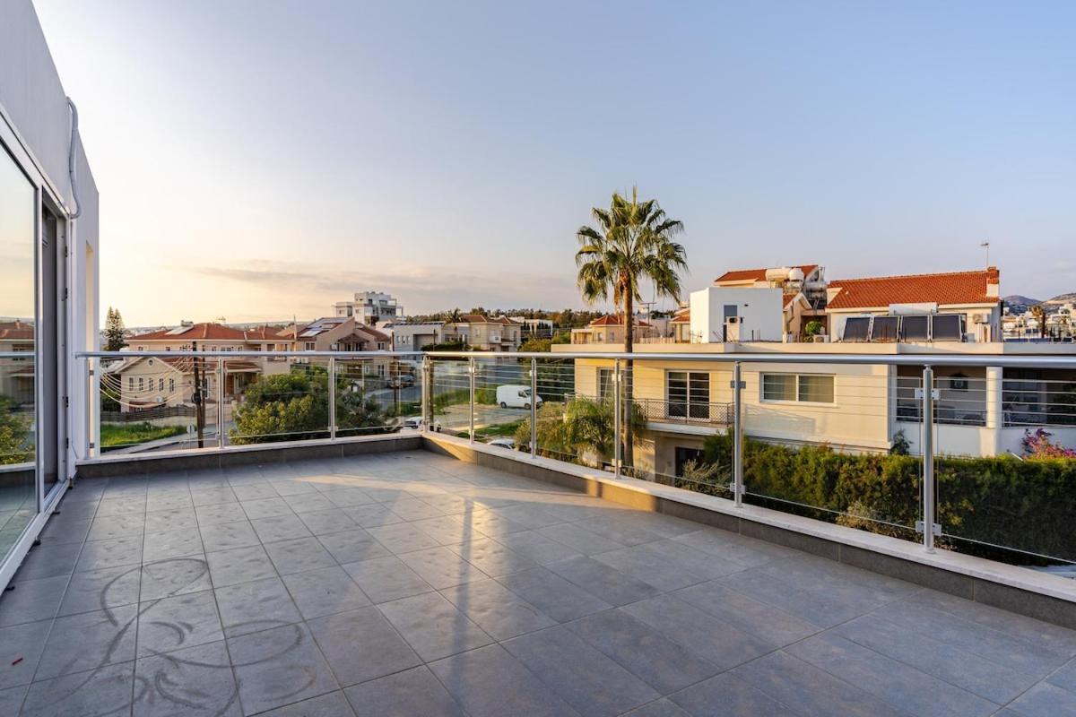 Penthouse With Outdoor Hottub Apartment