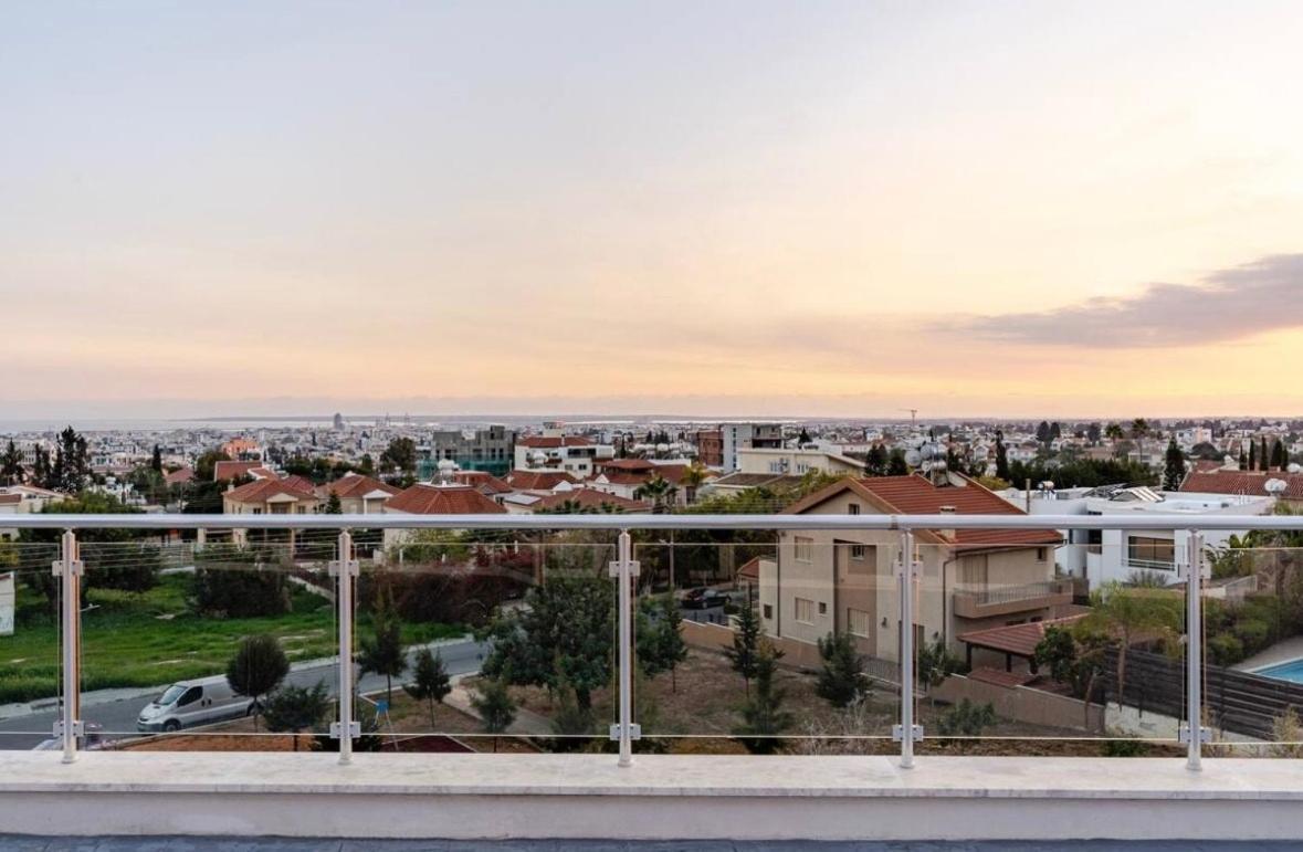 Penthouse With Outdoor Hottub Apartment Limassol