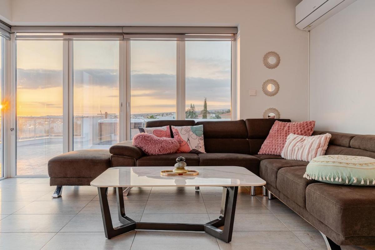 Penthouse With Outdoor Hottub Limassol