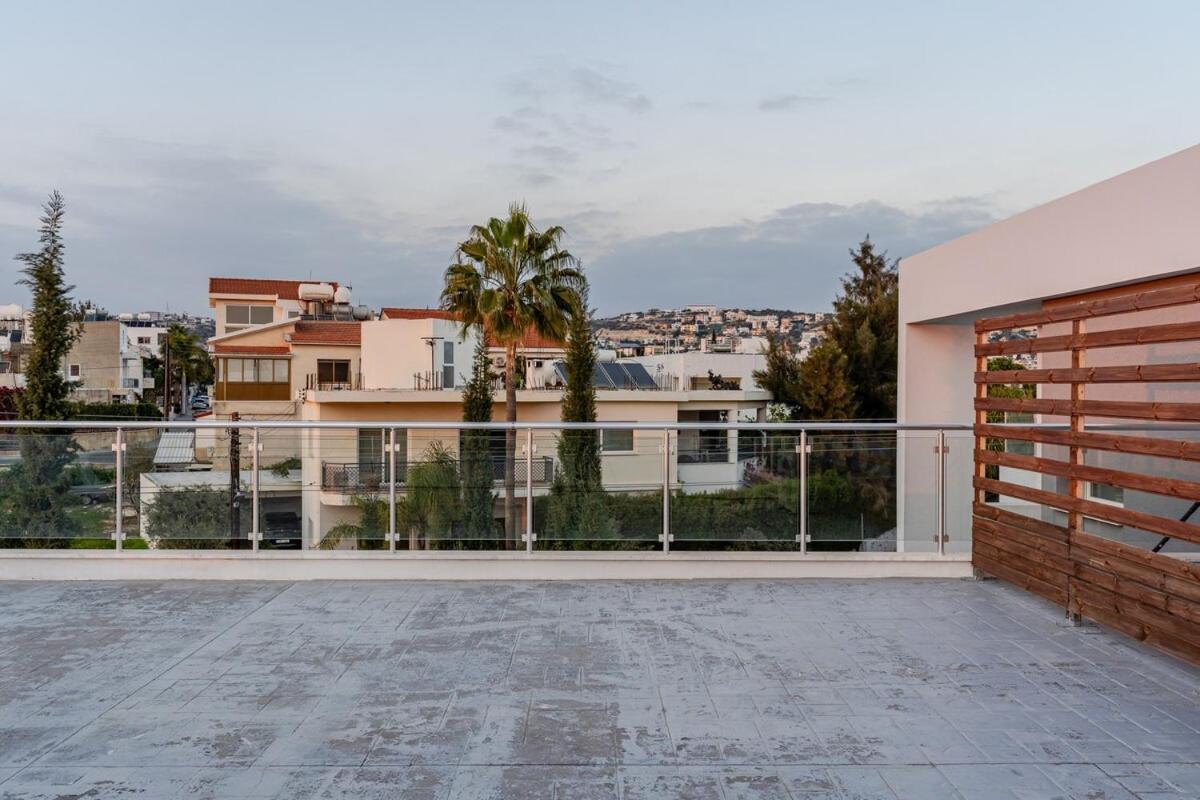 Penthouse With Outdoor Hottub Limassol