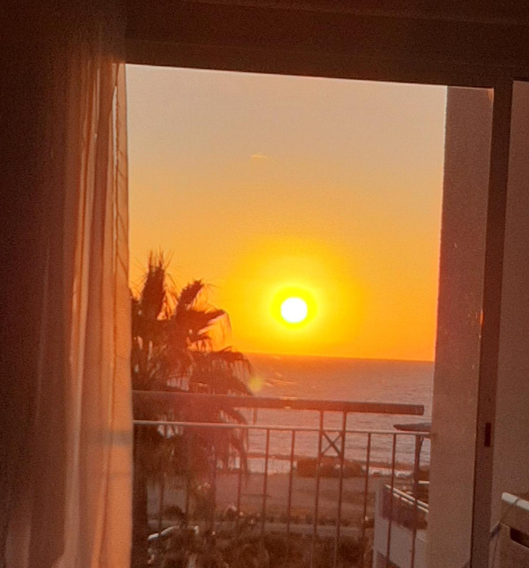H&o Sunset Gold Apartment